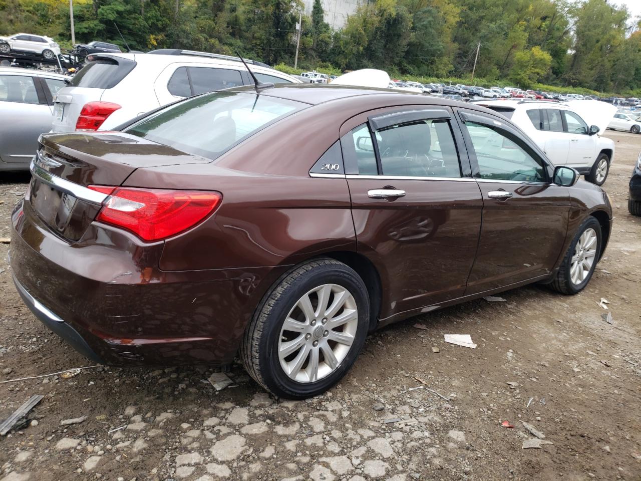 Image 3 of Chrysler 200 Limited 2013 with VIN 1C3CCBCG6DN612595