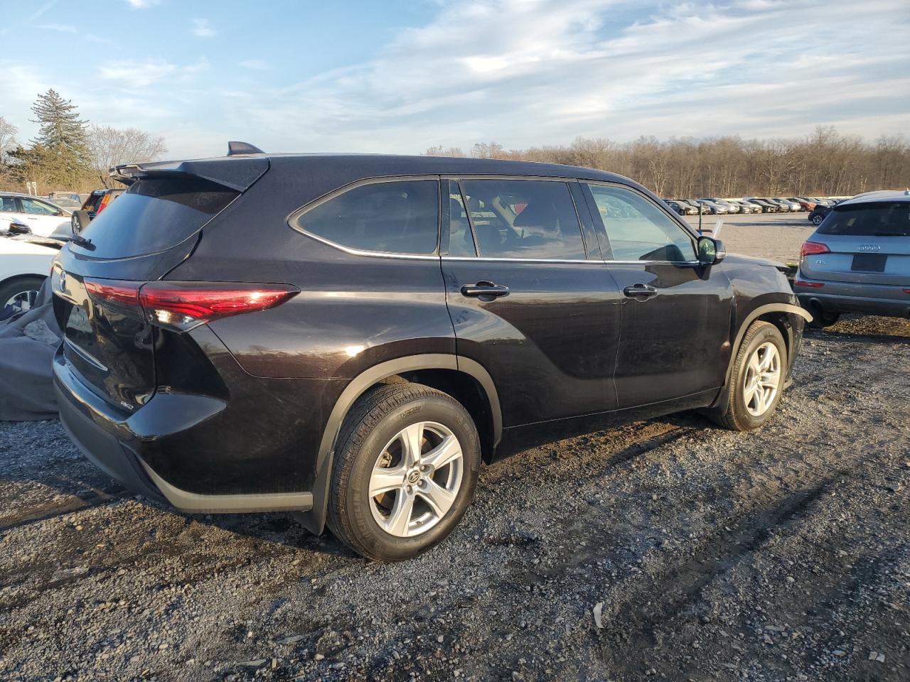 Image 3 of 2020 TOYOTA HIGHLANDER L 2020 with VIN 5TDCZRBH2LS020343
