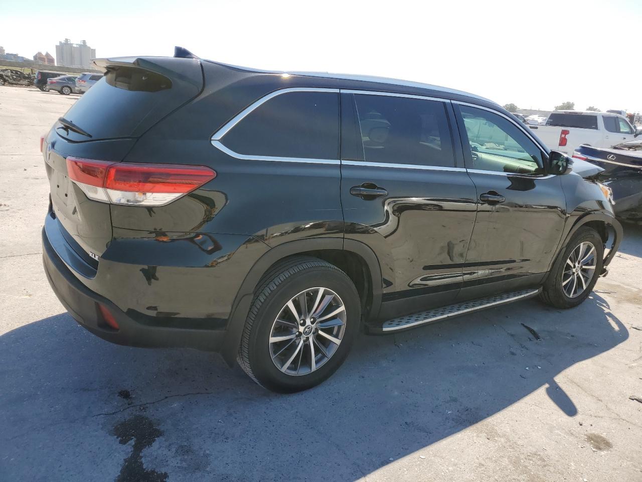 Obraz 3 z 2019 TOYOTA HIGHLANDER SE 2019 z VIN 5TDKZRFH5KS323976