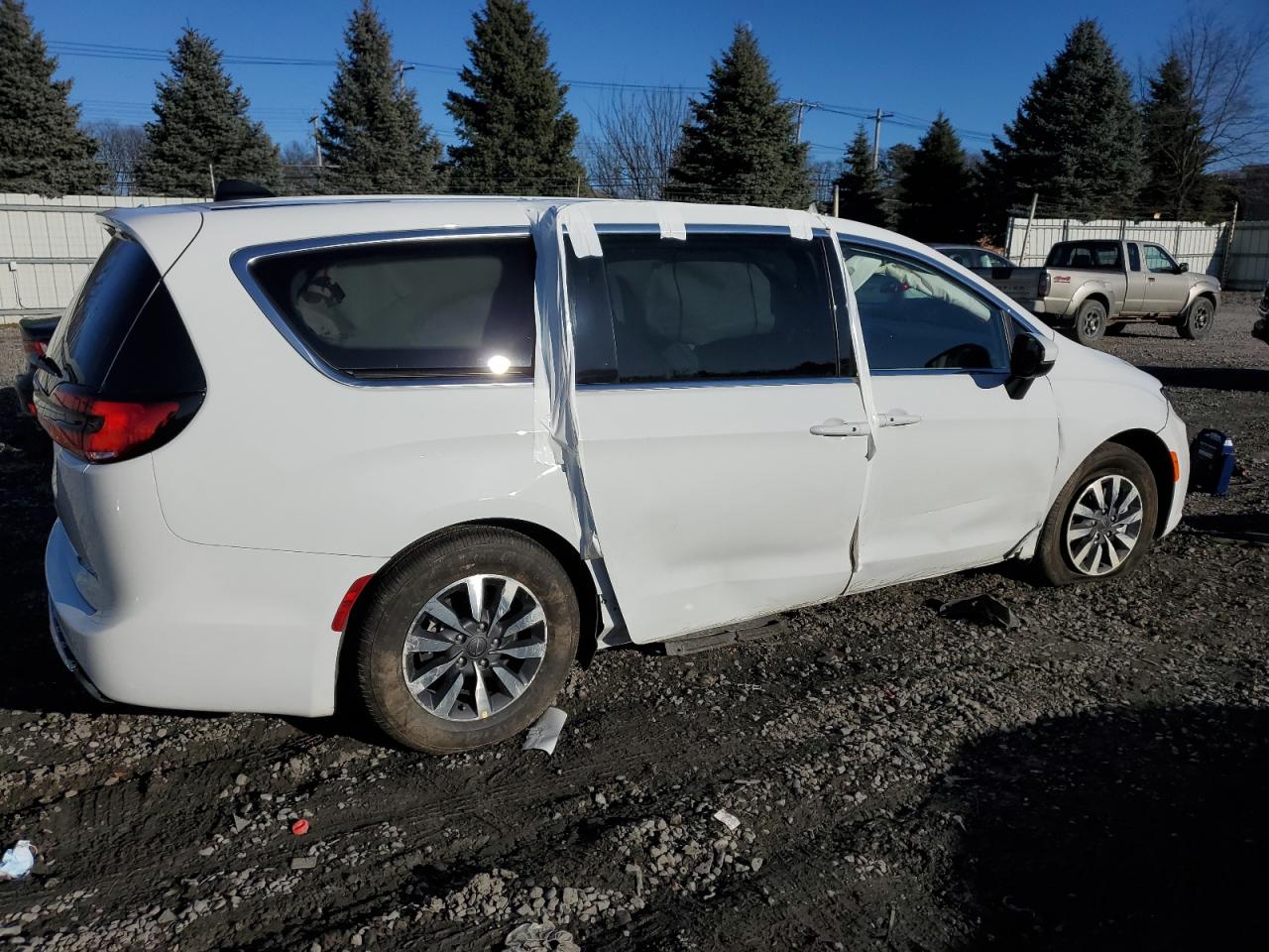 Изображение 3 Chrysler Pacifica Hybrid Touring L 2023 с VIN 2C4RC1L73PR621987