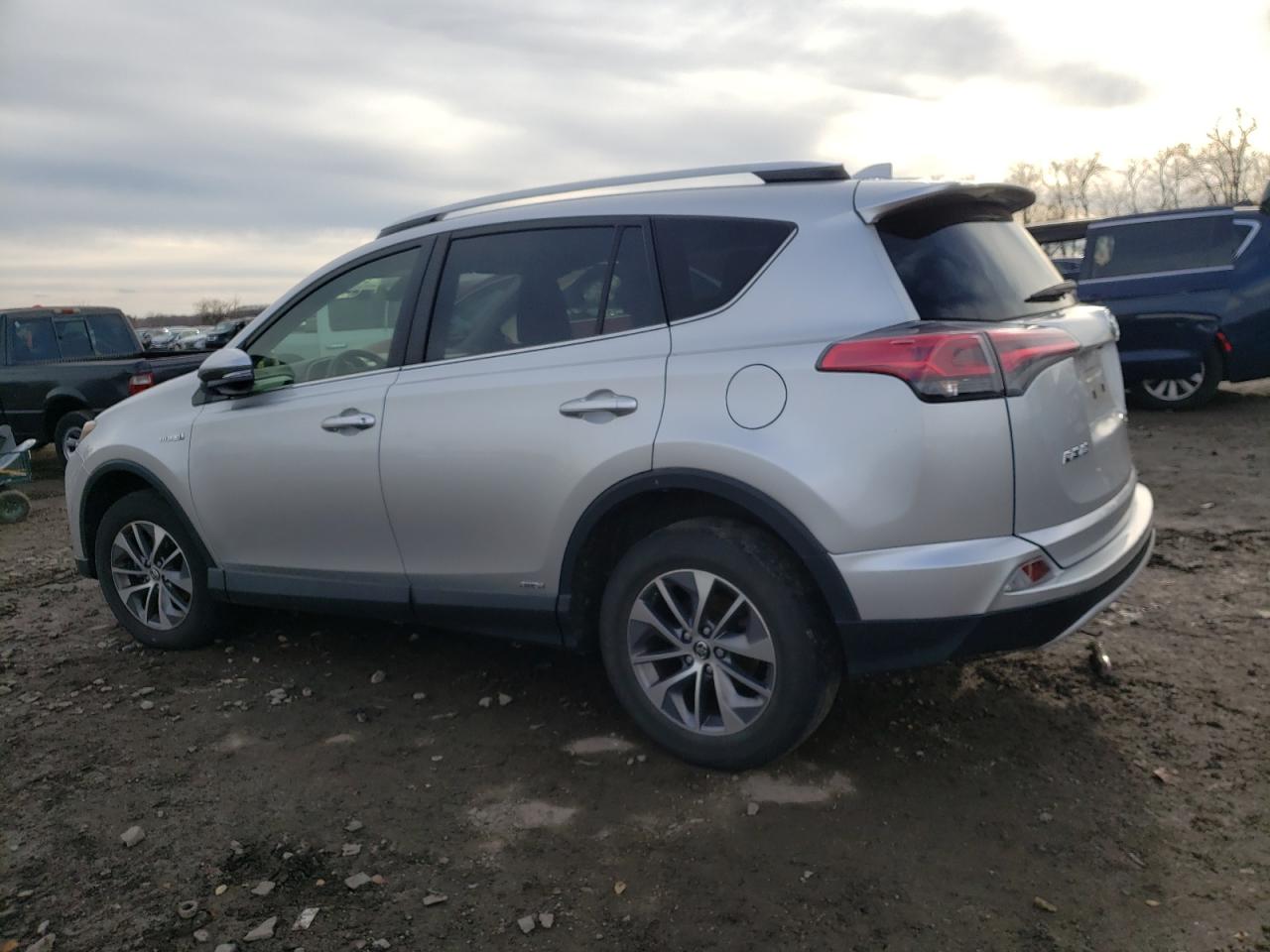 Obraz 2 z 2016 TOYOTA RAV4 HV XLE 2016 z VIN JTMRJREV9GD022420