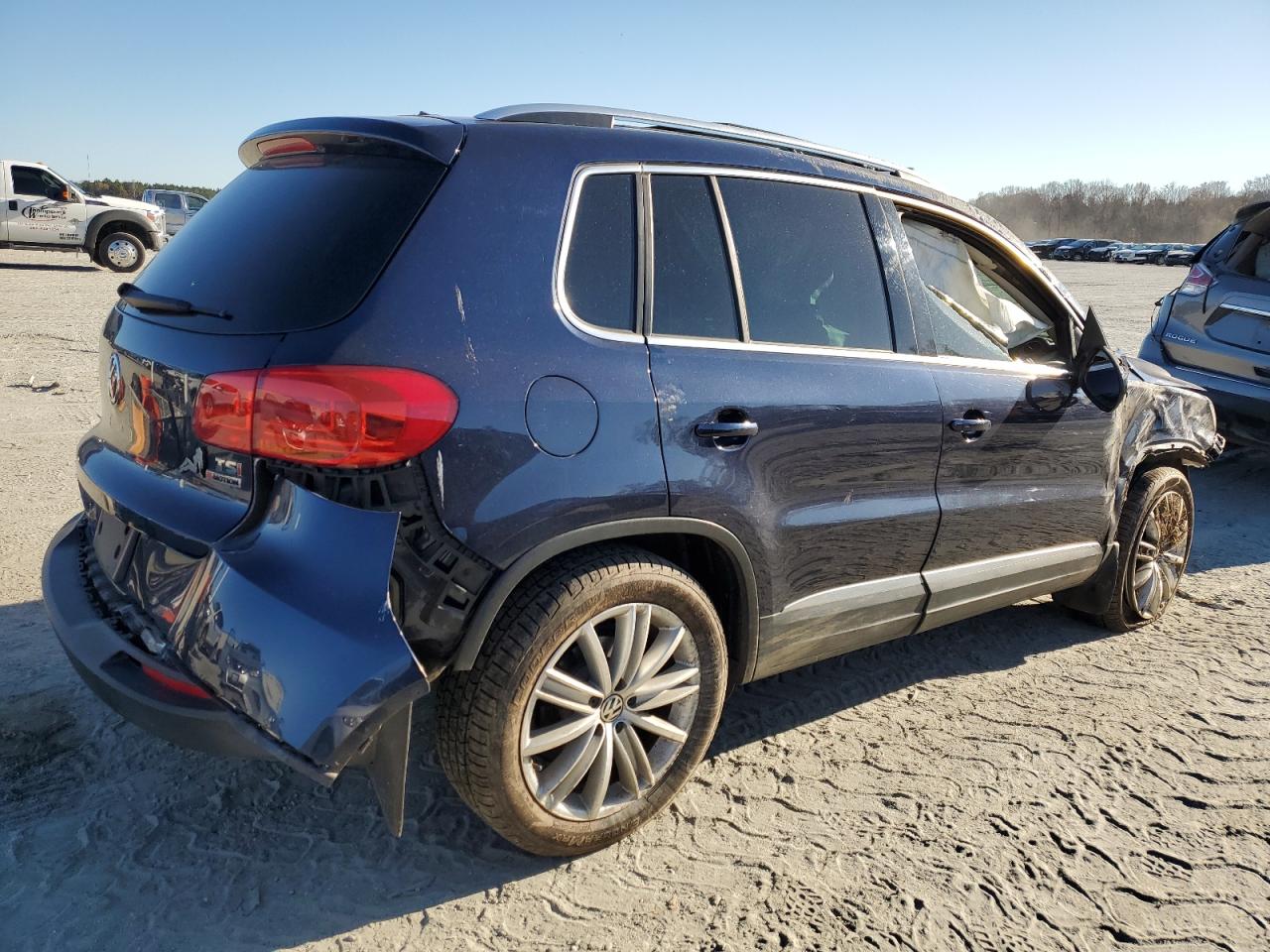 Image 3 of 2016 VOLKSWAGEN TIGUAN S 2016 with VIN WVGBV7AX2GW604120