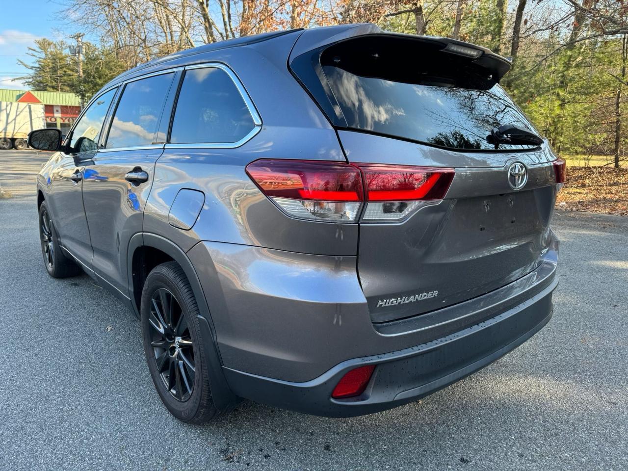 Изображение 3 2019 TOYOTA HIGHLANDER SE 2019 с VIN 5TDJZRFH7KS702196
