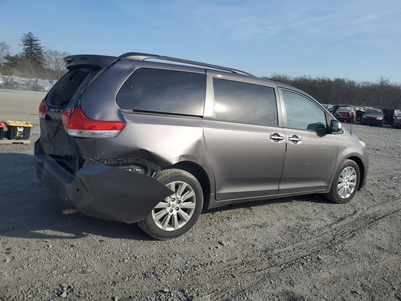 Image 3 of 2013 TOYOTA SIENNA XLE 2013 with VIN 5TDDK3DC8DS068390