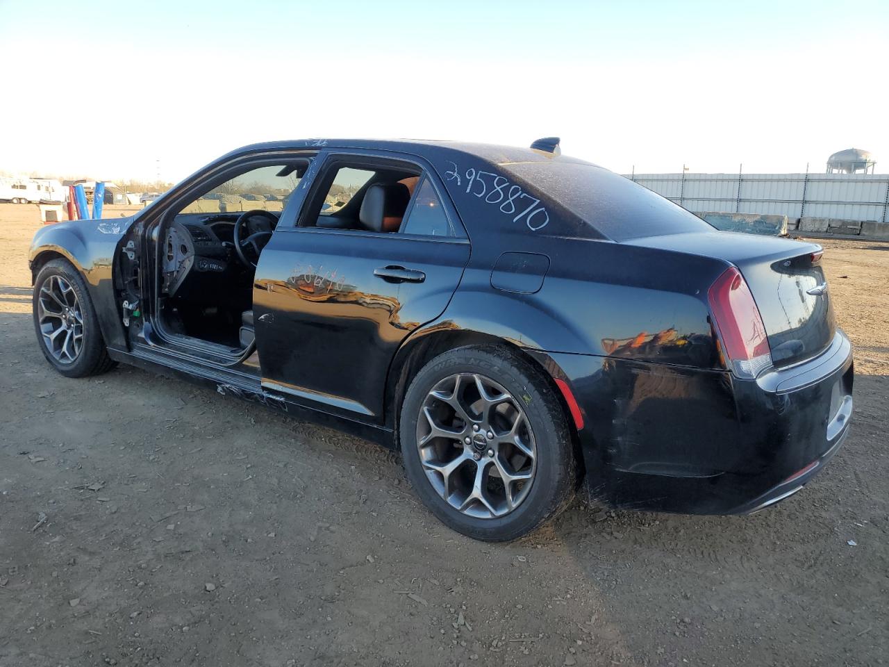 Изображение 2 2015 CHRYSLER 300 S 2015 с VIN 2C3CCABG1FH868148