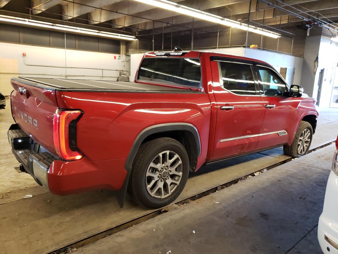 Изображение 3 2022 TOYOTA TUNDRA CREWMAX PLATINUM 2022 с VIN 5TFMA5DB1NX056339