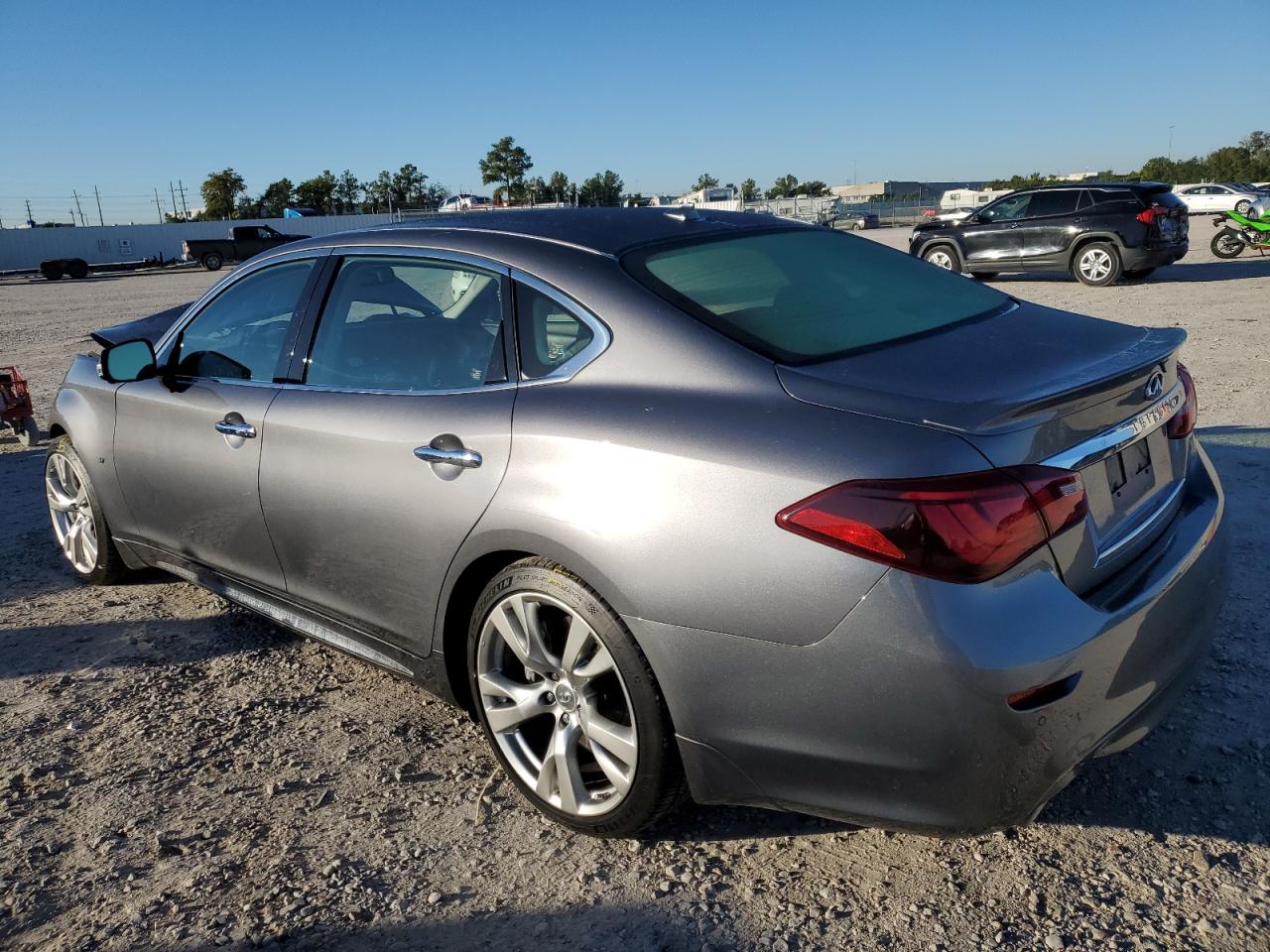 Image 2 of 2019 INFINITI Q70L 3.7 LUXE 2019 with VIN JN1BY1PP7KM685204