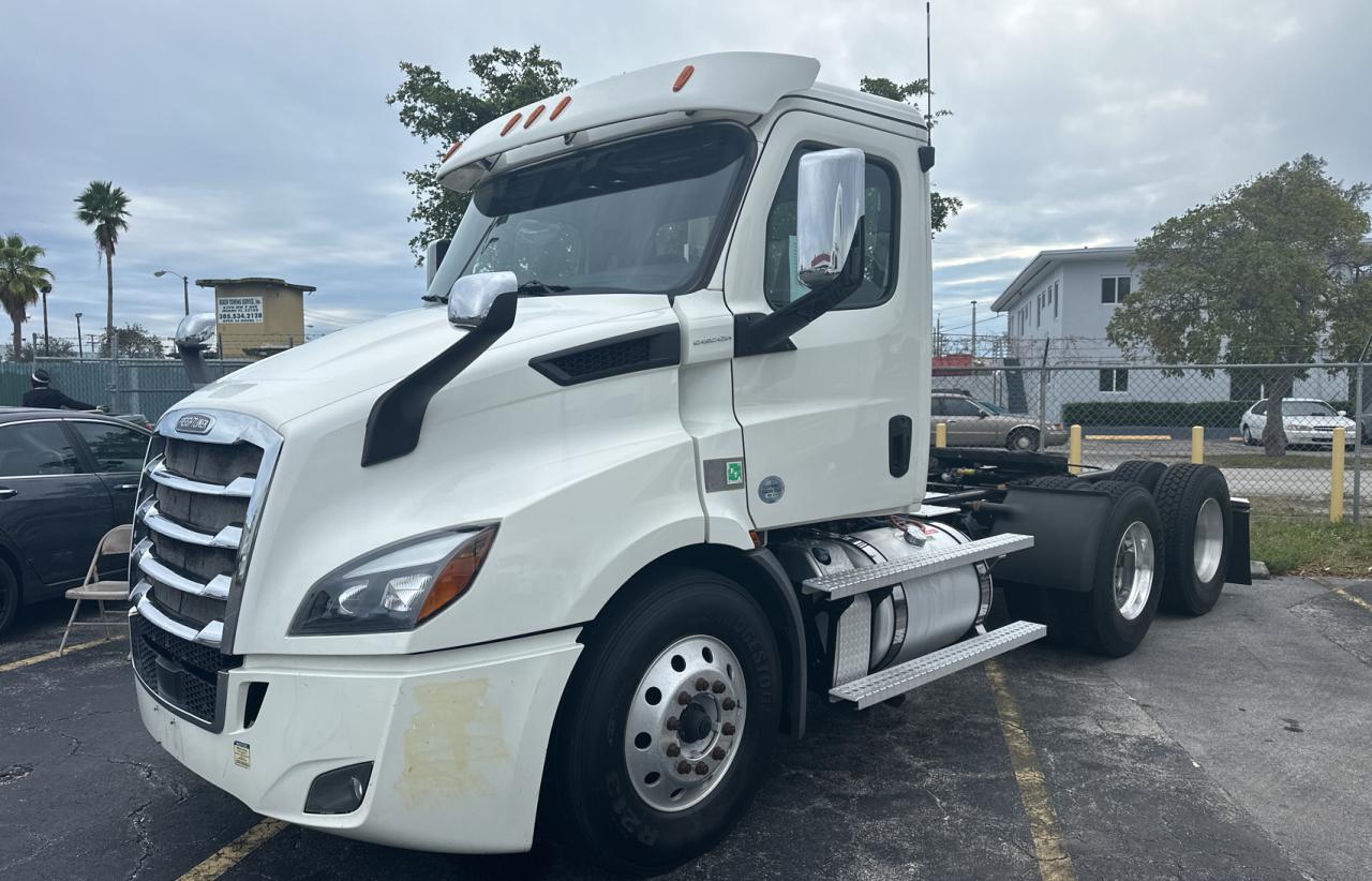 Image 2 of 2019 FREIGHTLINER CASCADIA 116  2019 with VIN 3AKJHTDV6KSLG7208