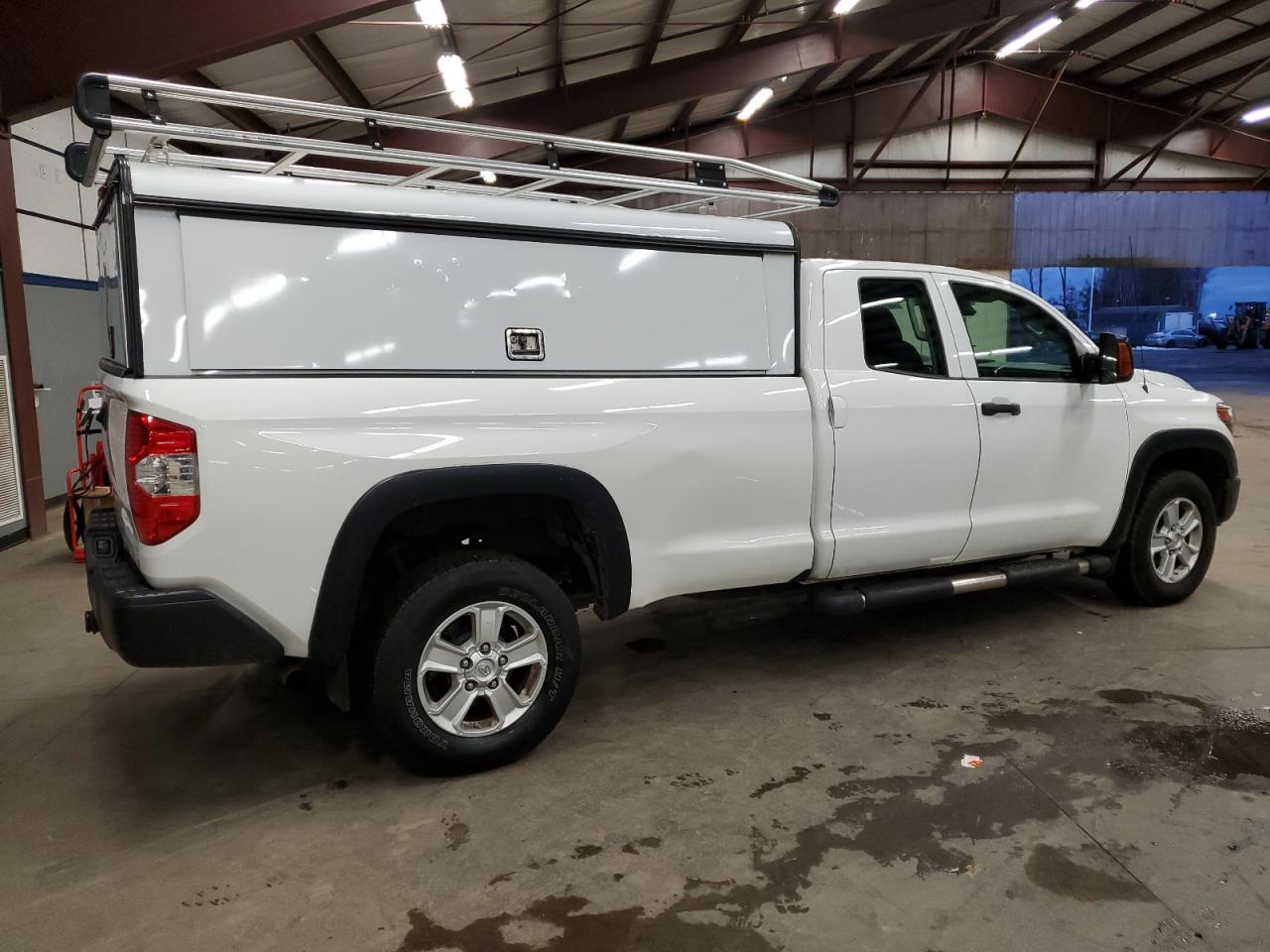 Image 3 of 2018 TOYOTA TUNDRA DOUBLE CAB SR/SR5 2018 with VIN 5TFCY5F17JX022749