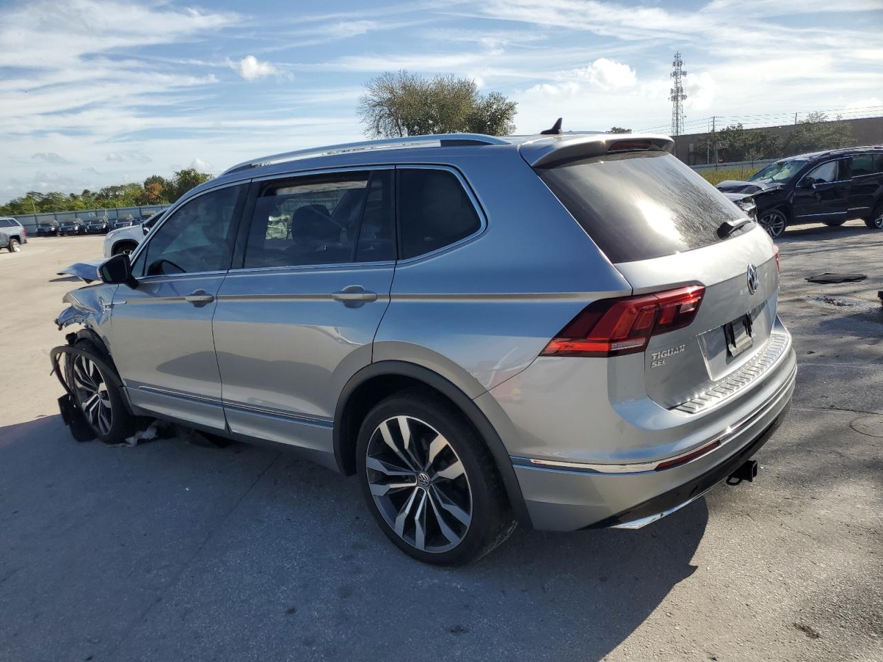Obraz 2 z 2021 VOLKSWAGEN TIGUAN SEL PREMIUM R-LINE 2021 z VIN 3VV4B7AX8MM045014