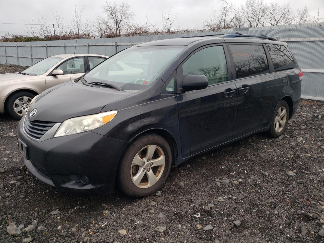 2011 TOYOTA SIENNA LE 2011 image