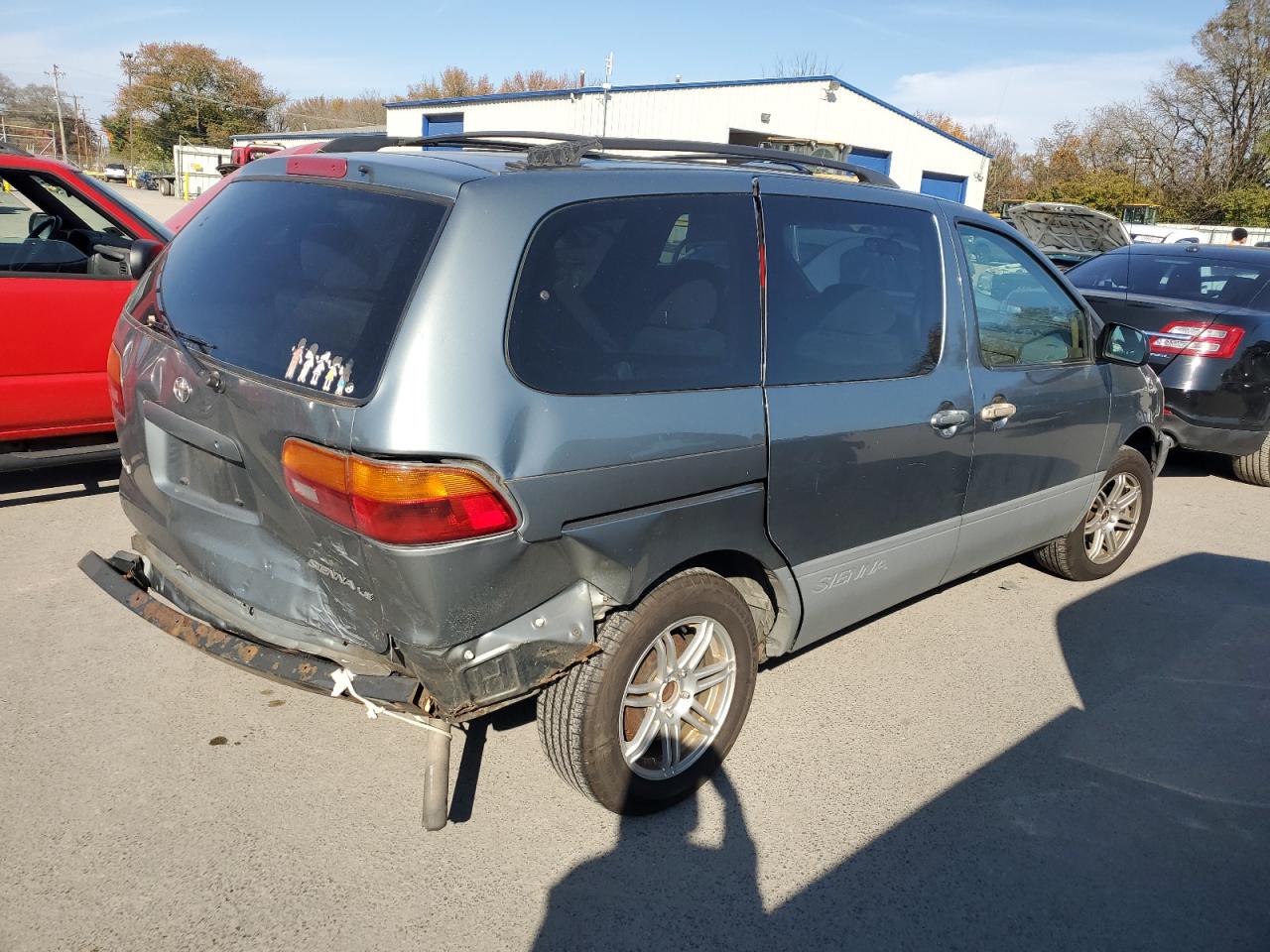 Image 3 of 2000 TOYOTA SIENNA LE 2000 with VIN 4T3ZF13C8YU214226