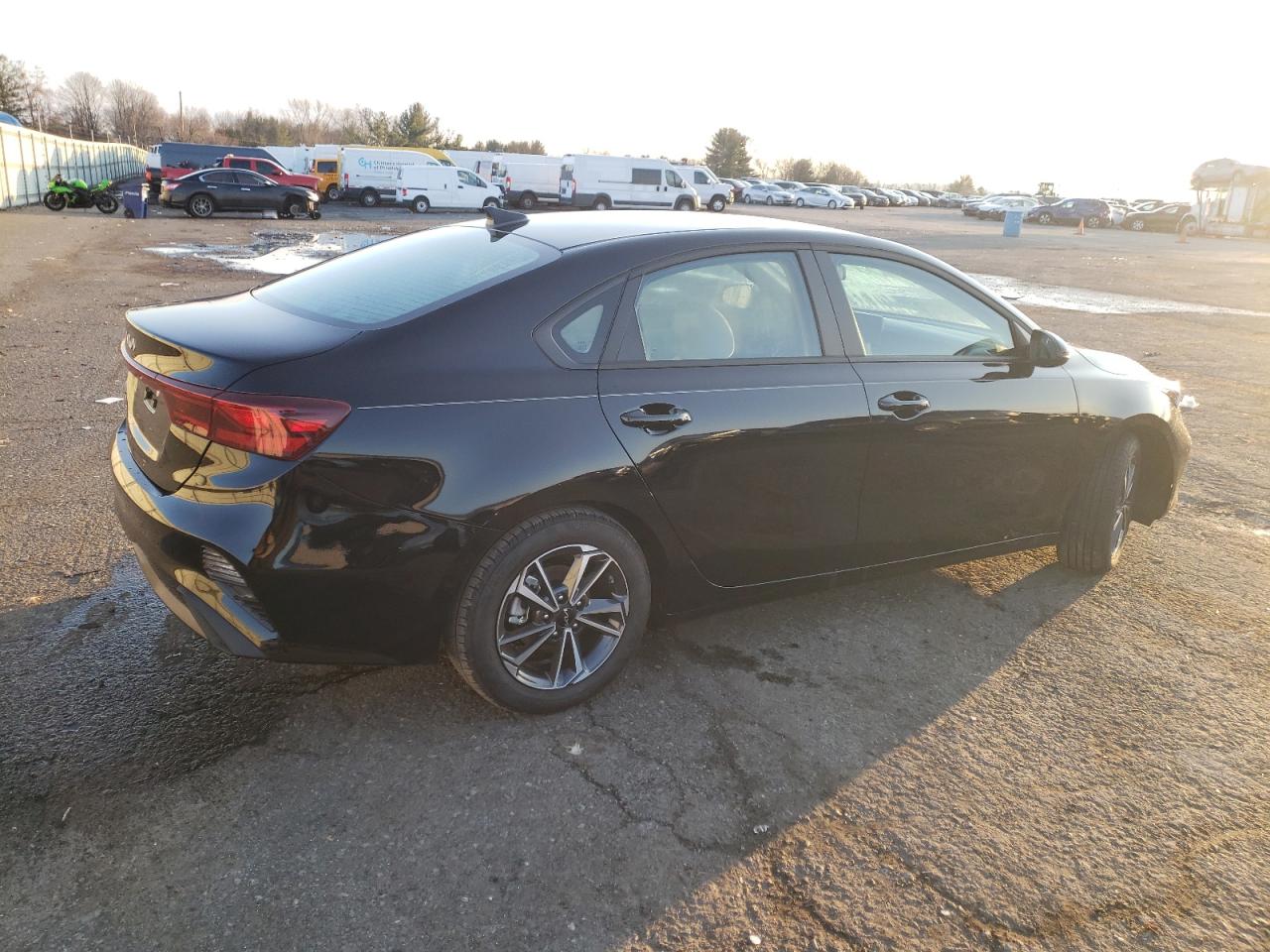Изображение 3 2023 KIA FORTE LX 2023 с VIN 3KPF24AD4PE679544