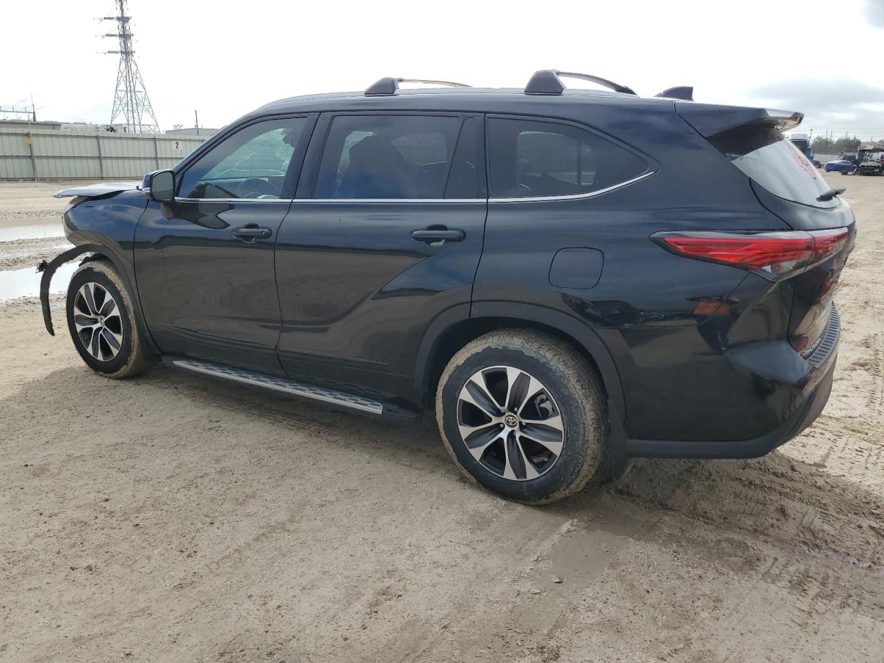 Image 2 of 2022 TOYOTA HIGHLANDER XLE 2022 with VIN 5TDGZRAH5NS141647