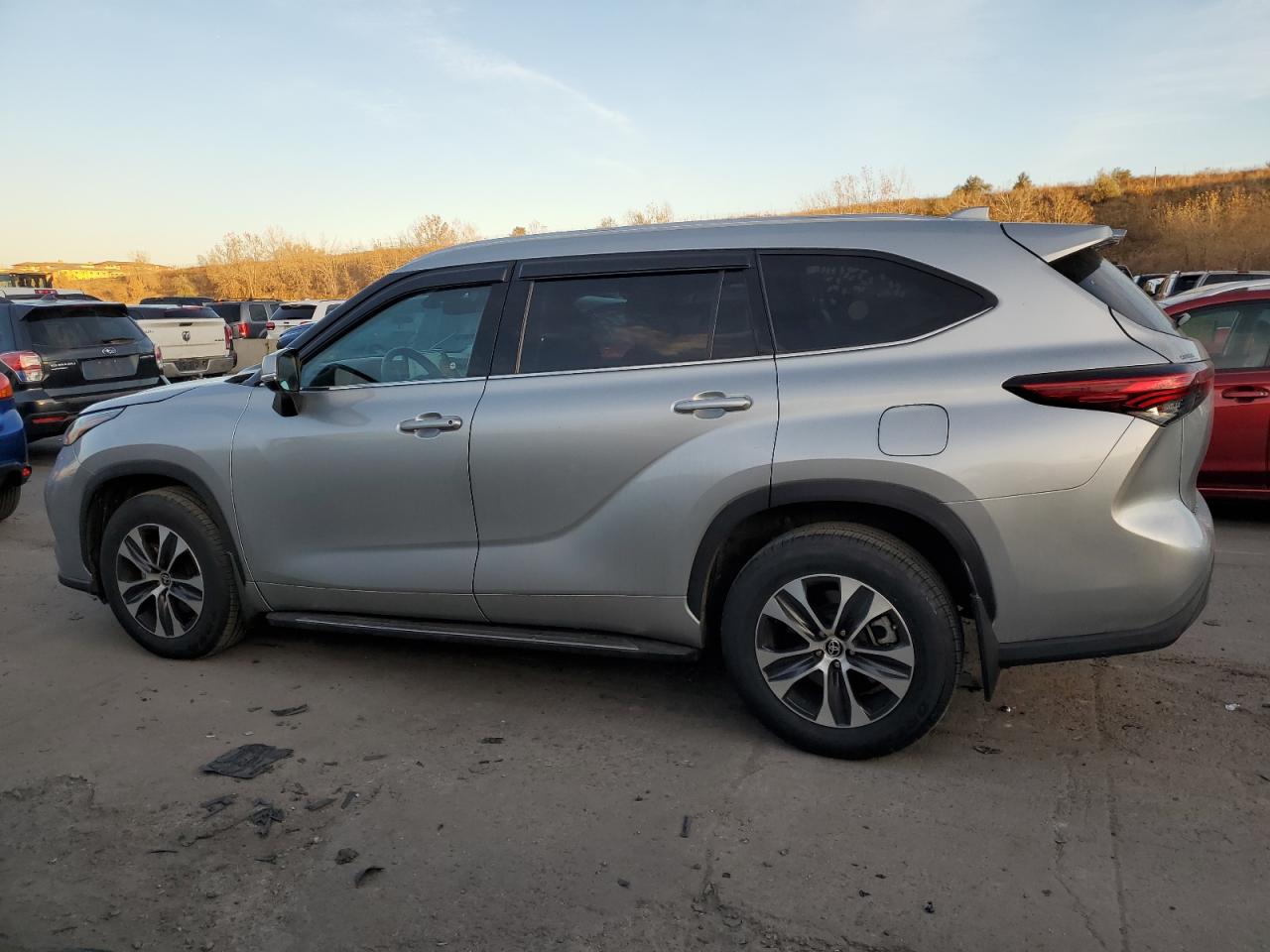 Obraz 2 z 2020 TOYOTA HIGHLANDER XLE 2020 z VIN 5TDGZRBH8LS000406