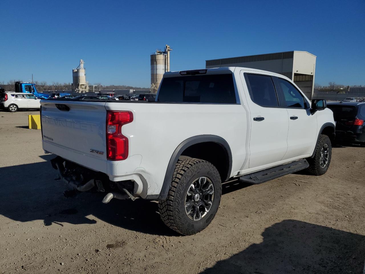 Изображение 3 2023 CHEVROLET SILVERADO K1500 ZR2 2023 с VIN 3GCUDHEL3PG100235