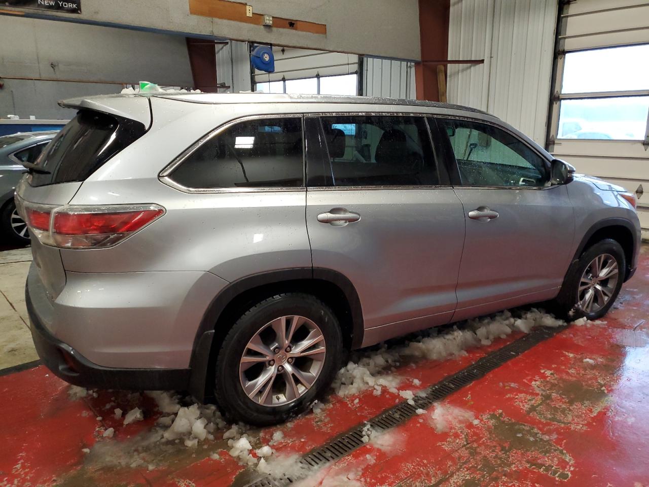 Image 3 of 2015 TOYOTA HIGHLANDER XLE 2015 with VIN 5TDJKRFH8FS207001