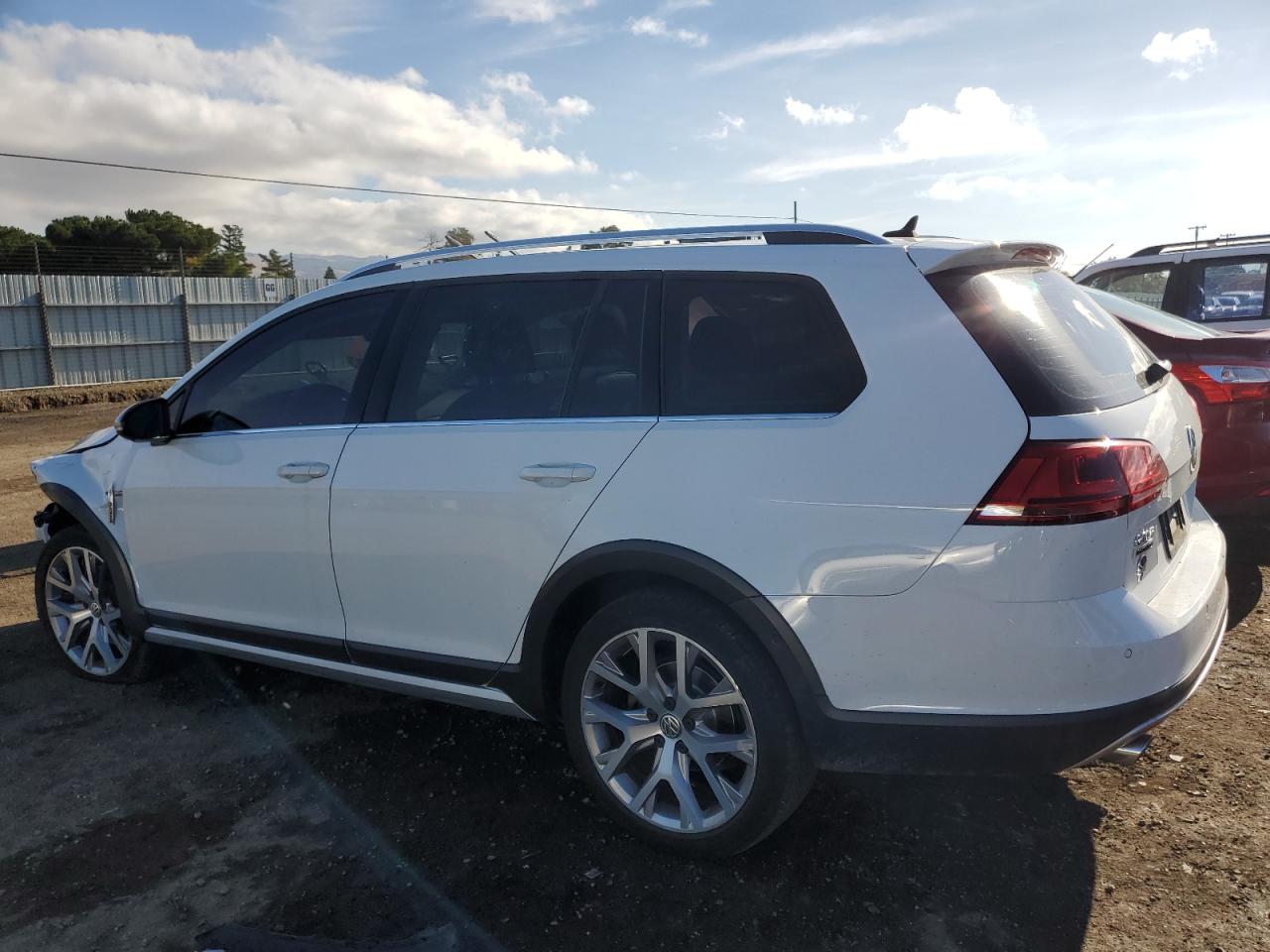 Image 2 of 2017 VOLKSWAGEN GOLF ALLTRACK S 2017 with VIN 3VWH17AU3HM507538