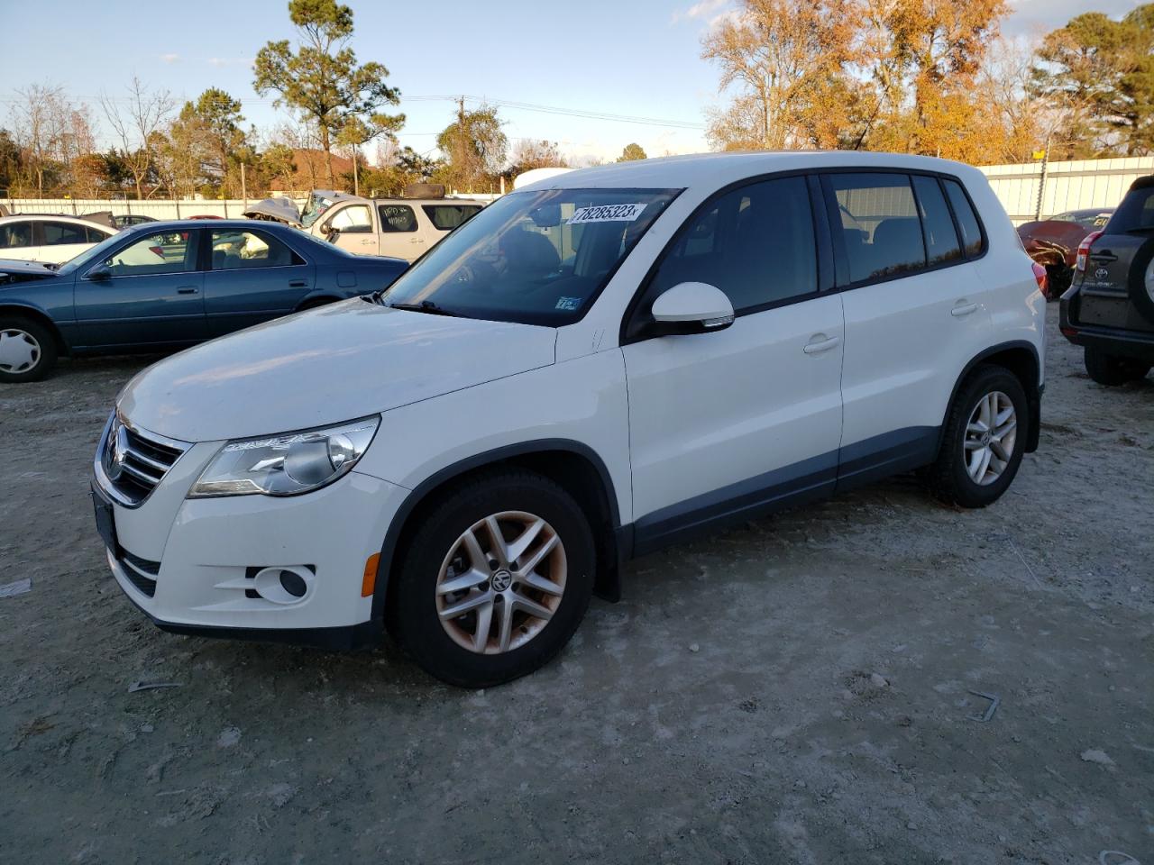 Image 1 of Volkswagen Tiguan S 2011 with VIN WVGBV7AX7BW554243