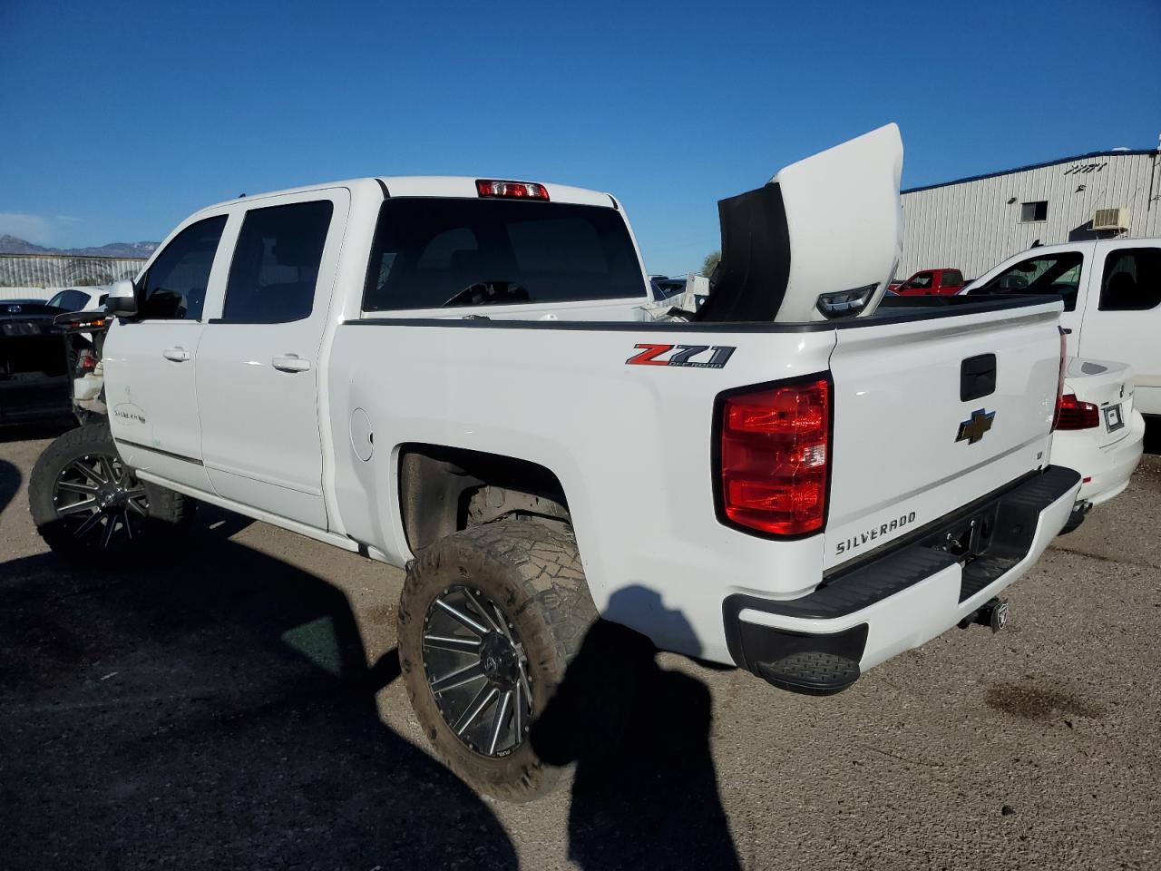 Image 2 of 2018 CHEVROLET SILVERADO K1500 LT 2018 with VIN 3GCUKREC2JG367658