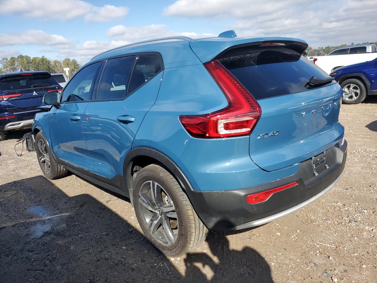Obraz 2 z 2023 VOLVO XC40 CORE 2023 z VIN YV4K92HK3P2090790