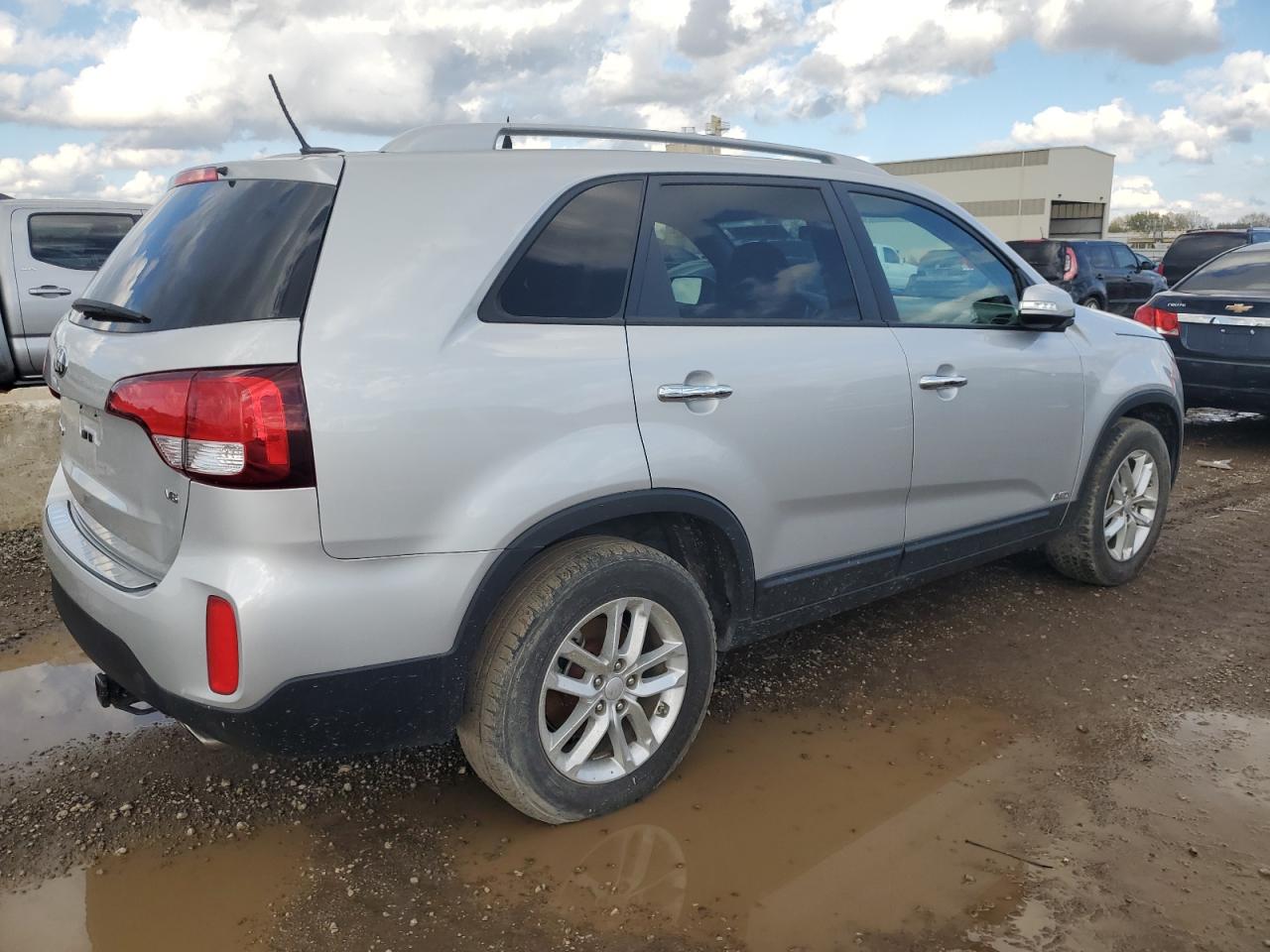 Изображение 3 2015 KIA SORENTO LX 2015 с VIN 5XYKTDA76FG623080