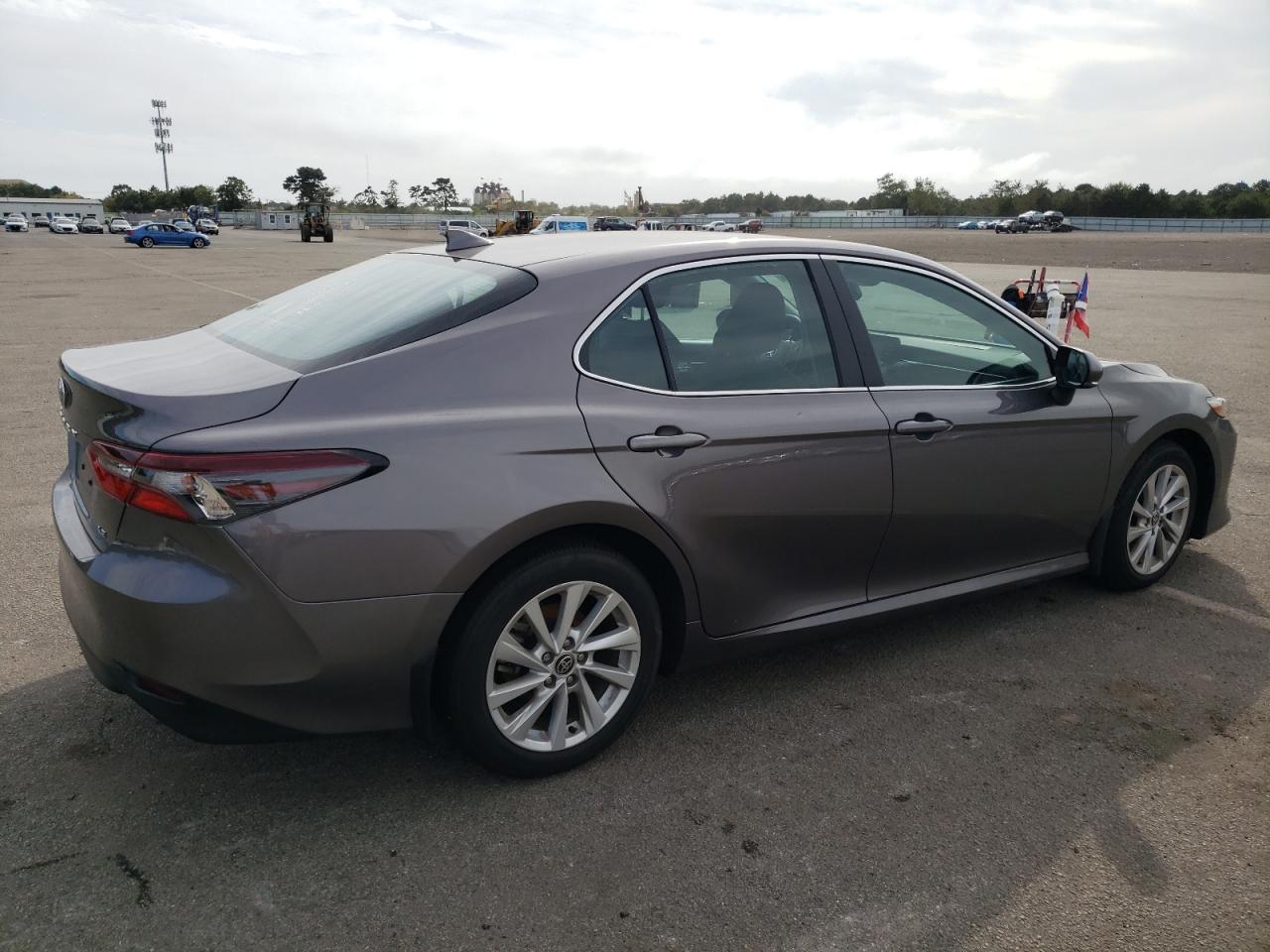 Obraz 3 z 2021 TOYOTA CAMRY LE 2021 z VIN 4T1R11AKXMU580622