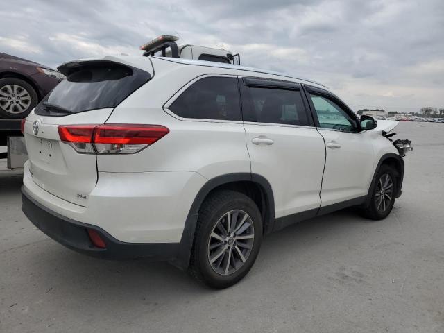 Image 3 of 2019 TOYOTA HIGHLANDER SE 2019 with VIN 5TDKZRFH9KS573298