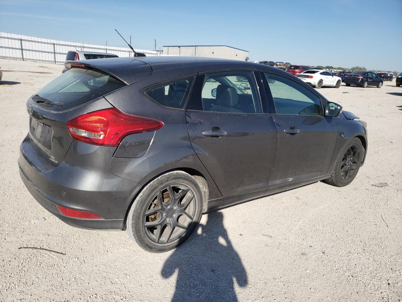 Obraz 3 z 2016 FORD FOCUS SE 2016 z VIN 1FADP3K20GL227474