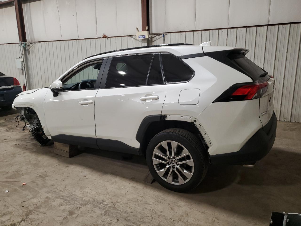 Obraz 2 z 2022 TOYOTA RAV4 XLE PREMIUM 2022 z VIN 2T3A1RFV5NW268621
