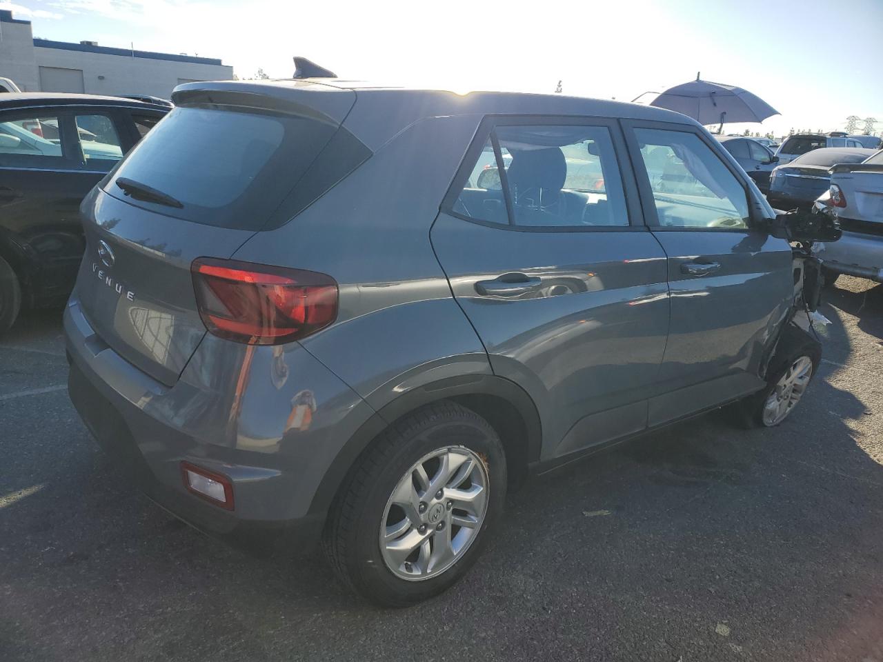 Image 3 of 2021 HYUNDAI VENUE SE 2021 with VIN KMHRB8A38MU112614