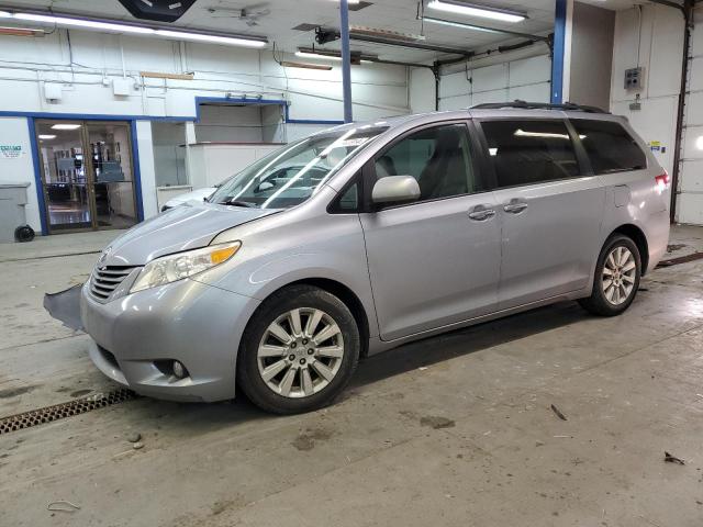 Изображение 2013 TOYOTA SIENNA XLE 2013