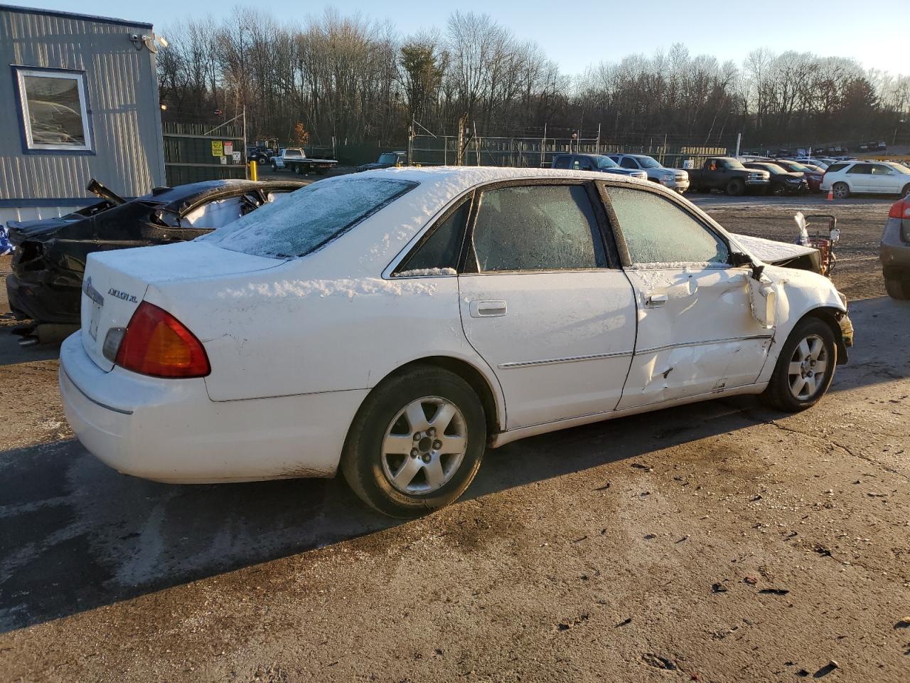 Image 3 of 2001 TOYOTA AVALON XL 2001 with VIN 4T1BF28B61U193673