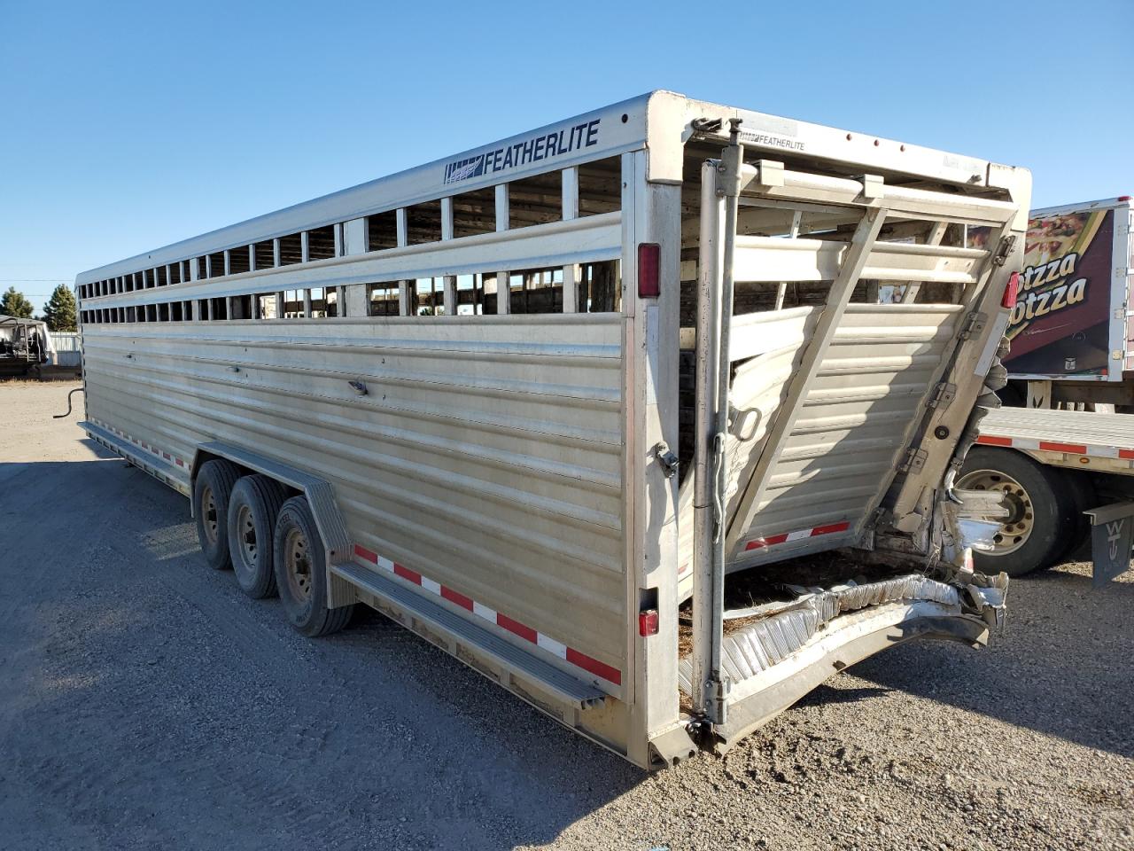 Image 3 of 2014 FEATHERLITE MFG INC FEATHERLIT 2014 with VIN 4FGB23636DC130305