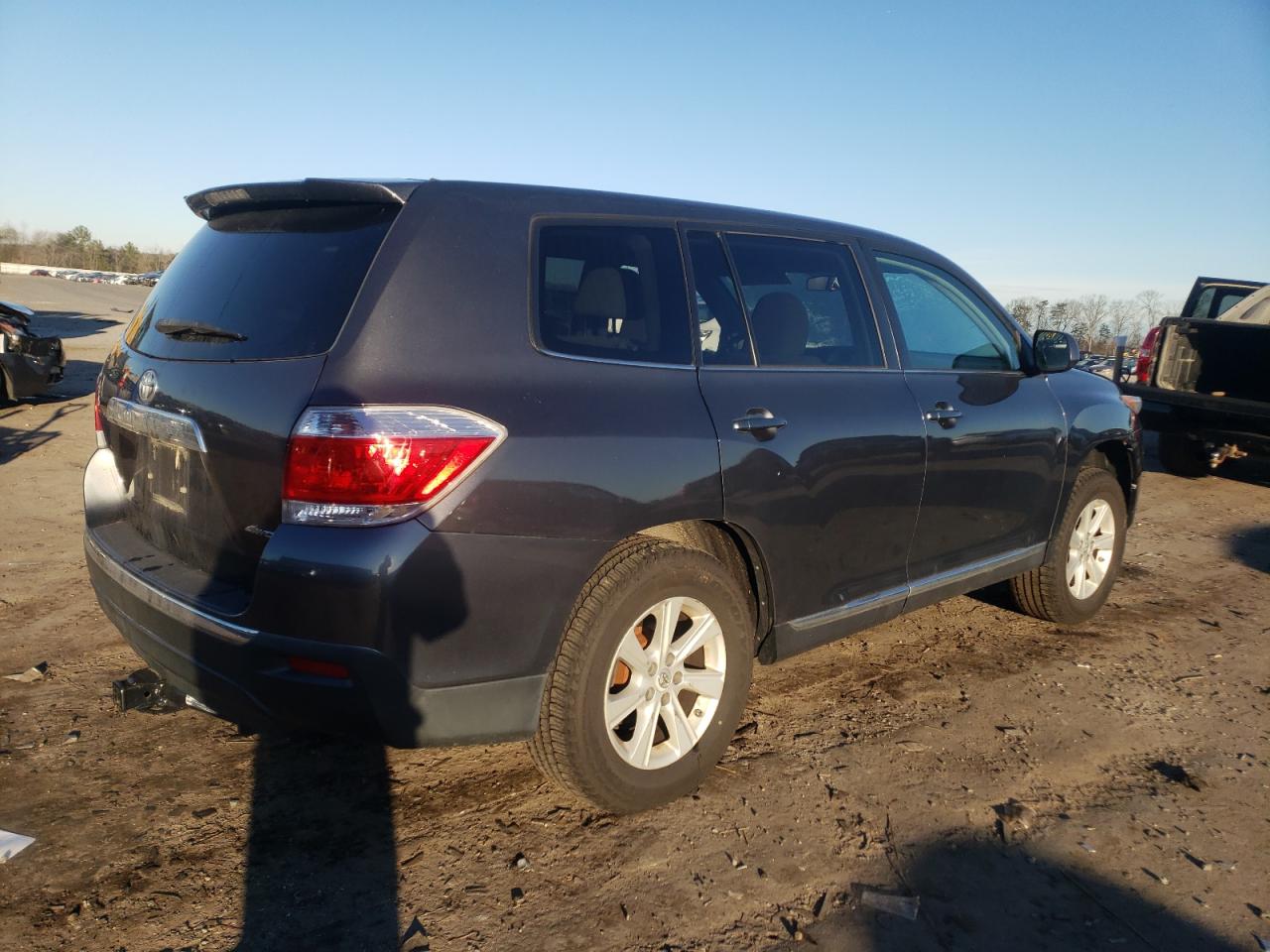 Image 3 of 2013 TOYOTA HIGHLANDER BASE 2013 with VIN 5TDBK3EH9DS183887