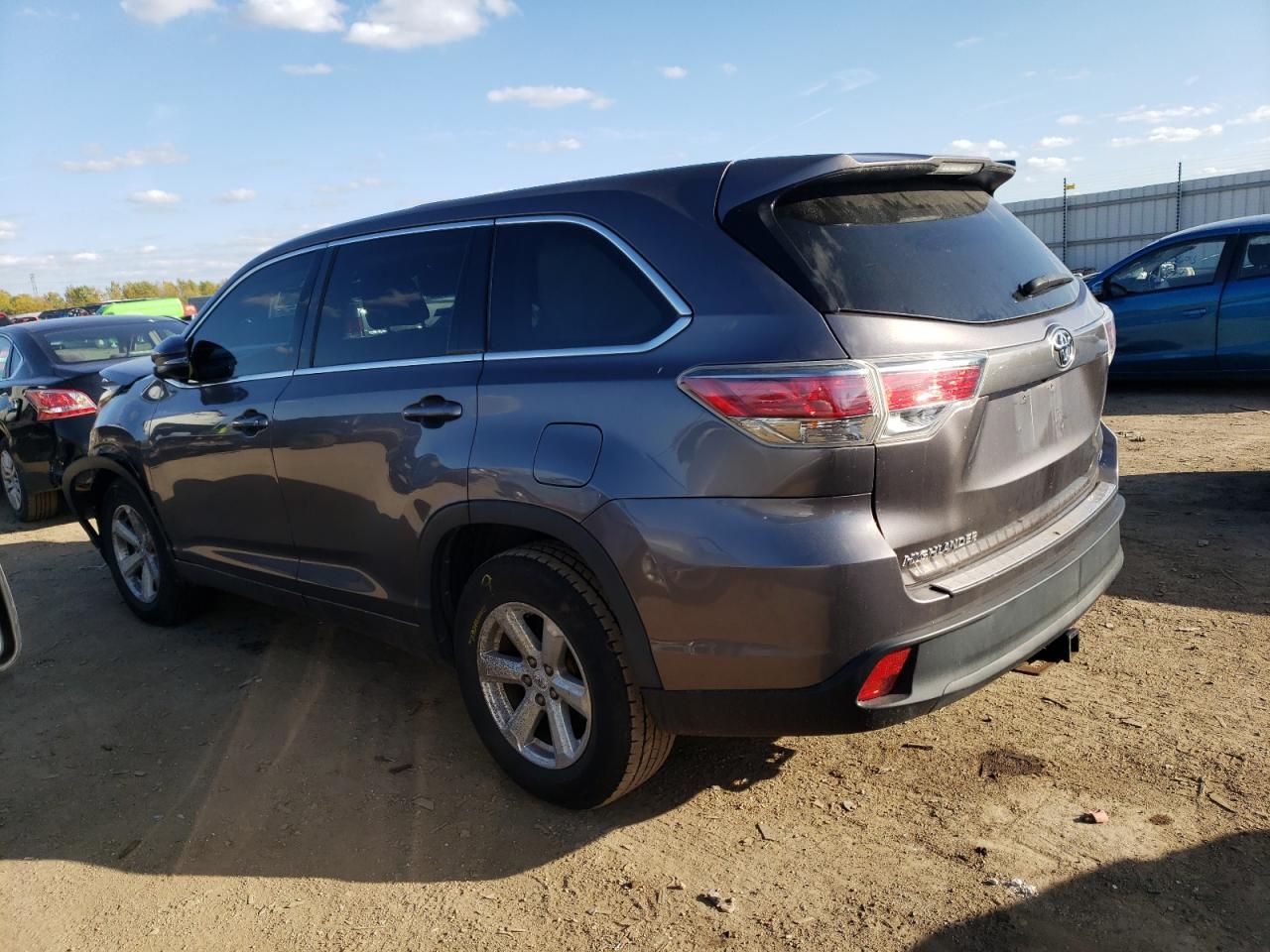 Изображение 2 2015 TOYOTA HIGHLANDER LE 2015 с VIN 5TDZARFH3FS013904