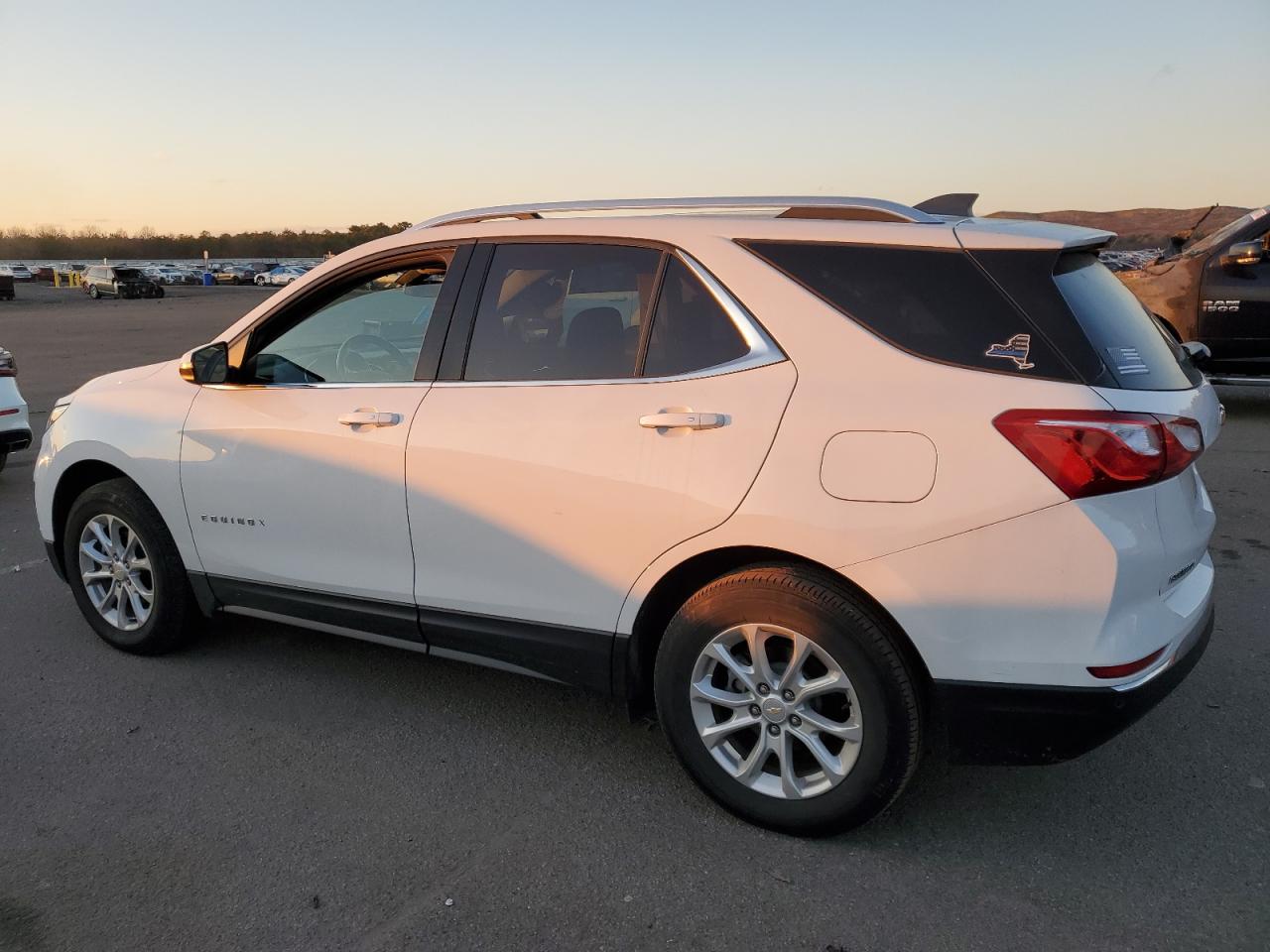 Image 2 of 2019 CHEVROLET EQUINOX LT 2019 with VIN 2GNAXUEV9K6296570