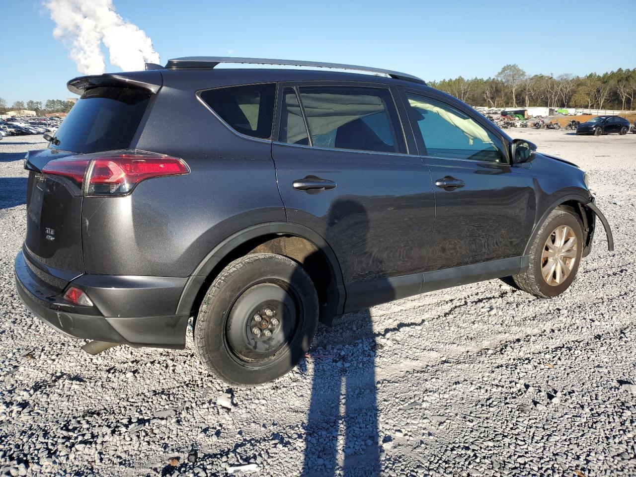 Obraz 3 z 2017 TOYOTA RAV4 XLE 2017 z VIN JTMRFREV3HD218436
