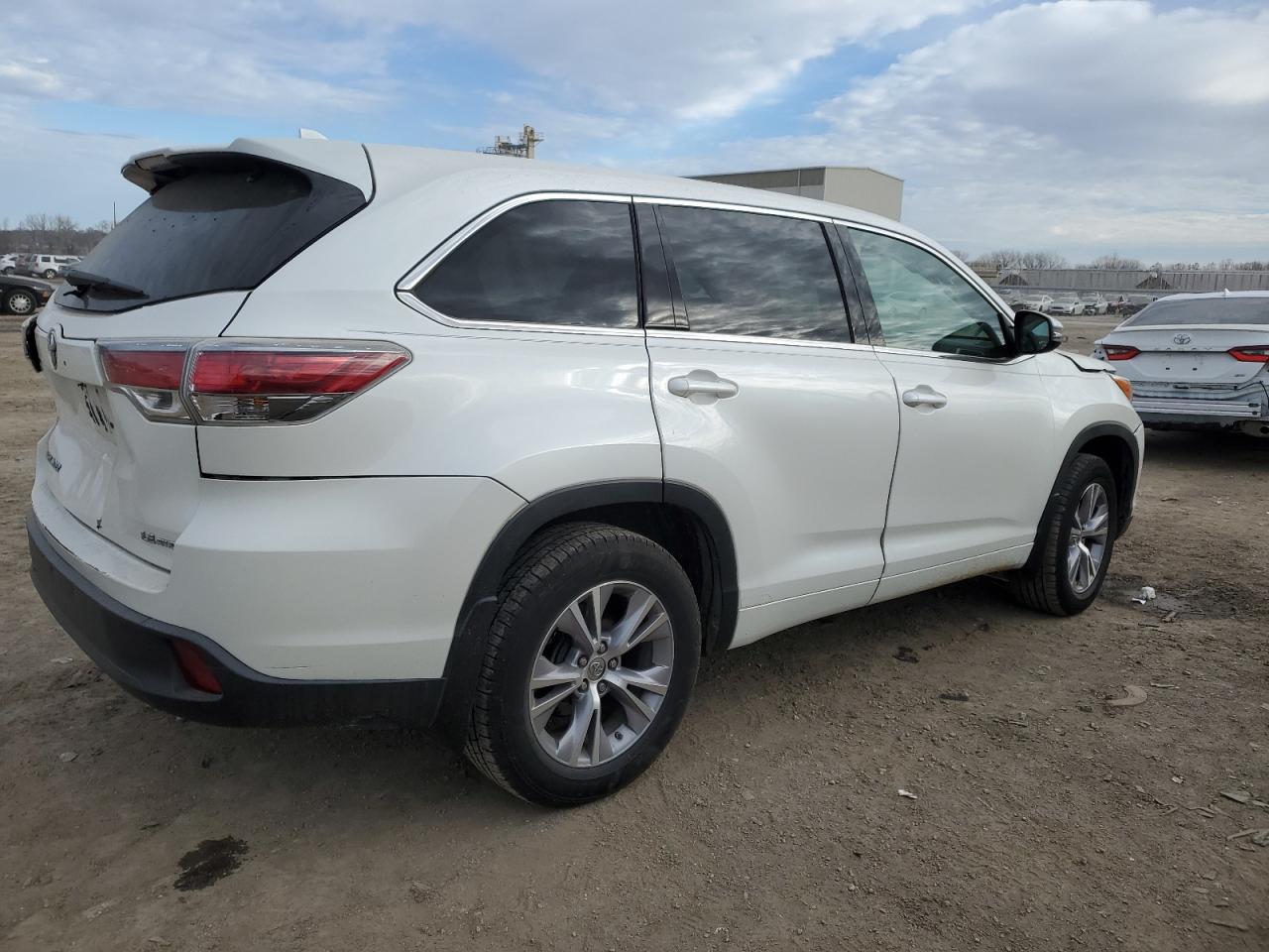 Image 3 of 2015 TOYOTA HIGHLANDER LE 2015 with VIN 5TDBKRFH1FS129567