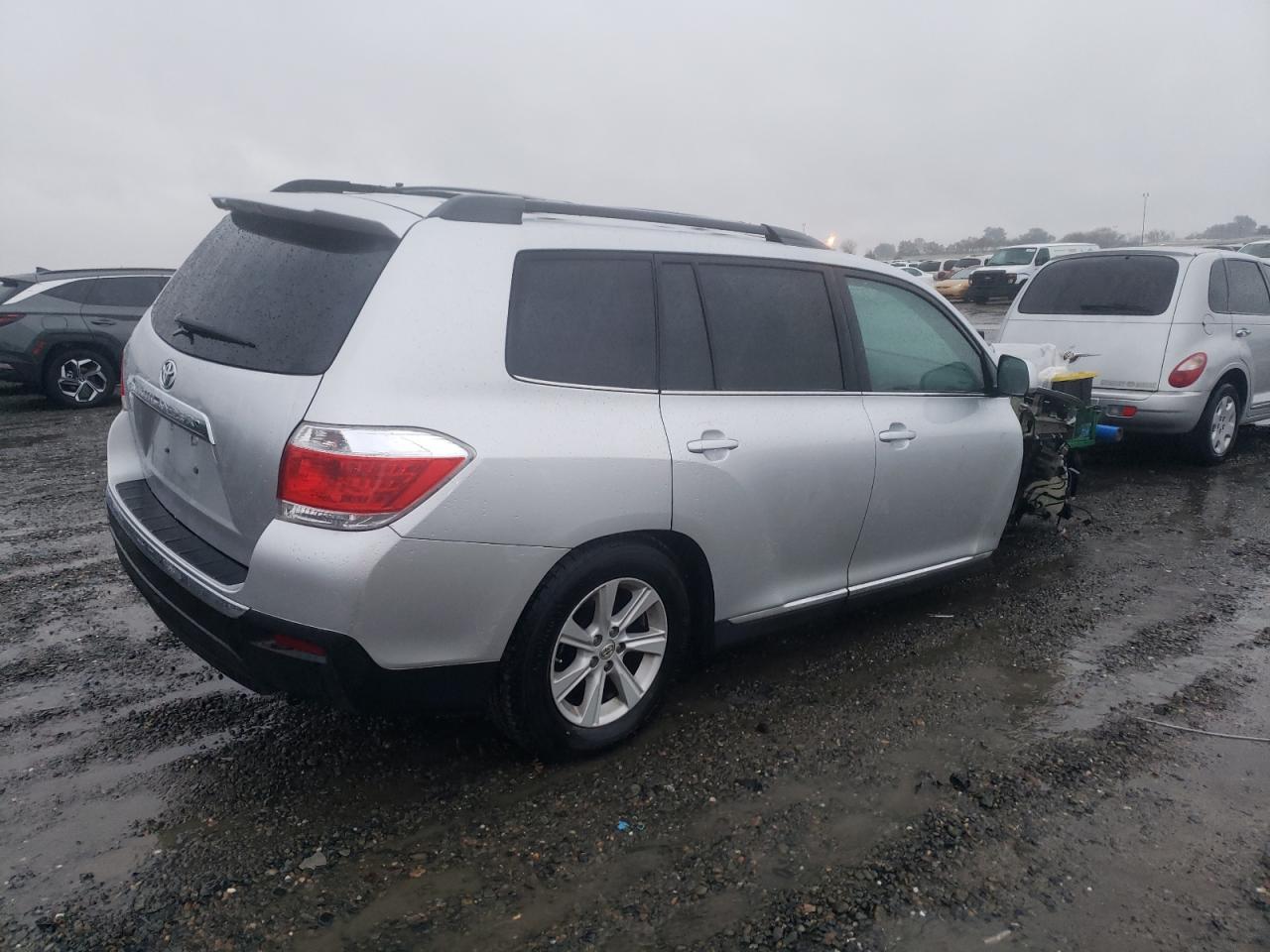 Image 3 of 2013 TOYOTA HIGHLANDER BASE 2013 with VIN 5TDZK3EH3DS093438
