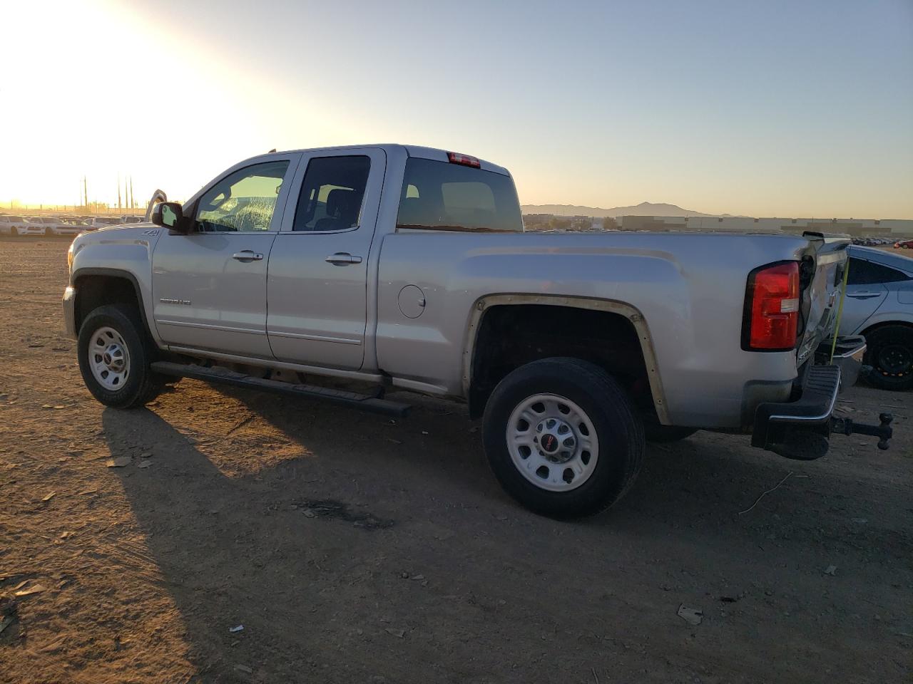 Obraz 2 z 2018 GMC SIERRA K2500 SLE 2018 z VIN 1GT22SEG3JZ298416