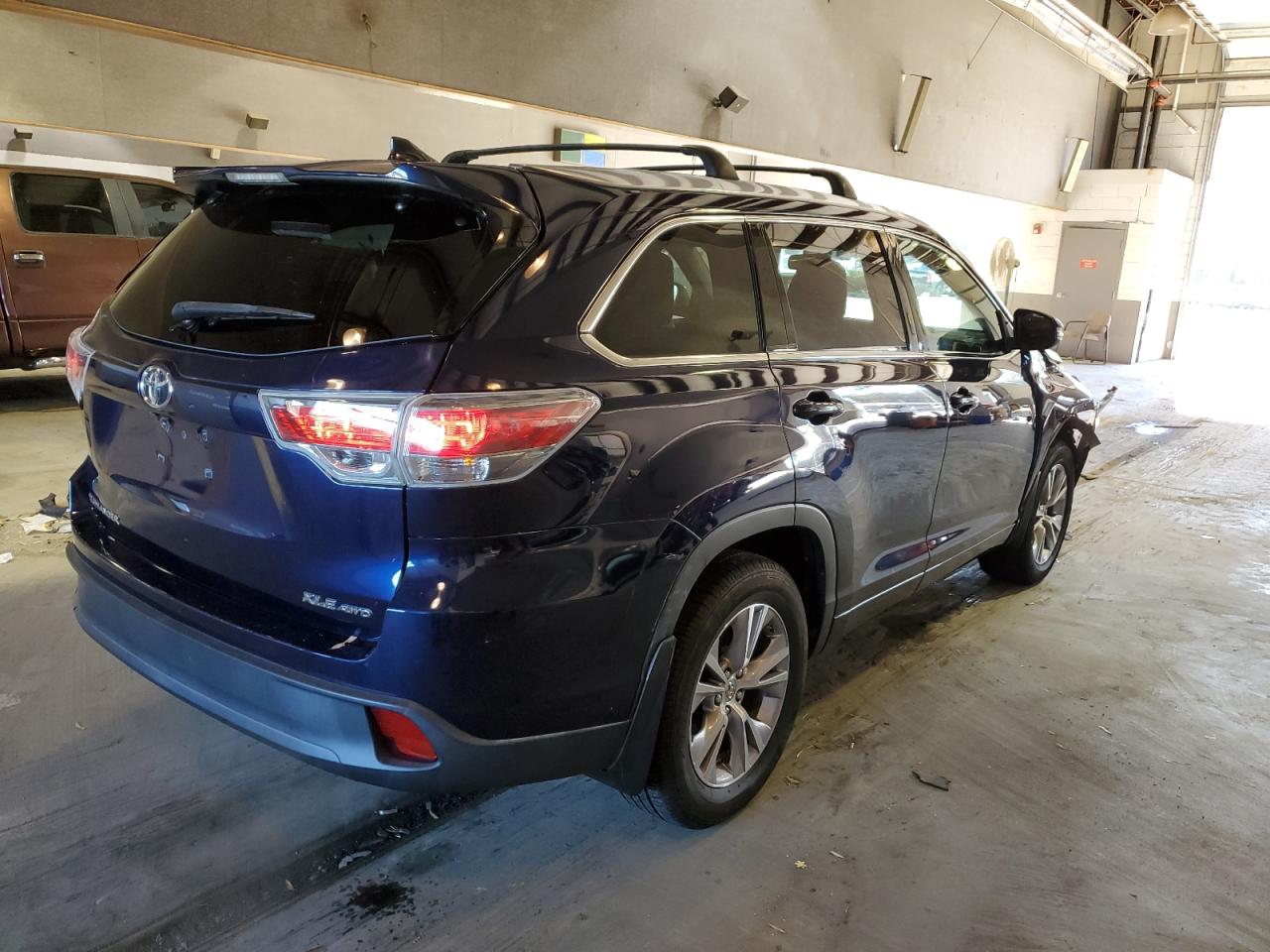 Изображение 3 2014 TOYOTA HIGHLANDER XLE 2014 с VIN 5TDJKRFHXES051459