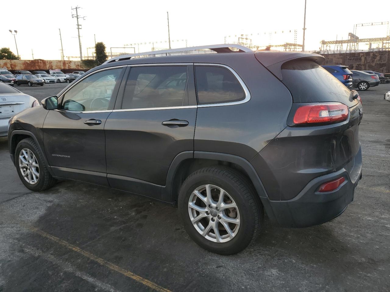 Image 2 of Jeep Cherokee Latitude 2015 with VIN 1C4PJLCB1FW506937