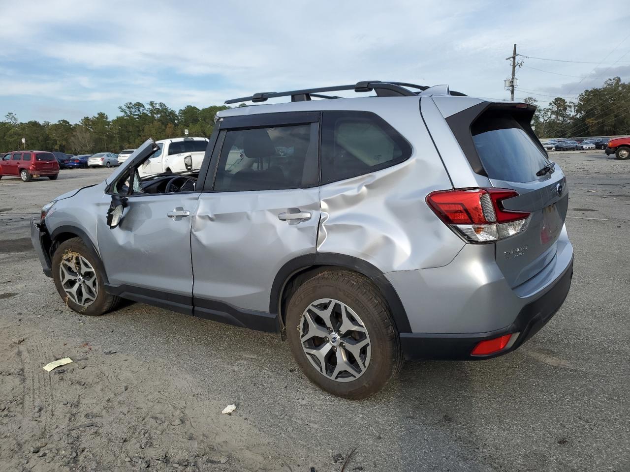 Image 2 of 2019 SUBARU FORESTER PREMIUM 2019 with VIN JF2SKAEC8KH433616