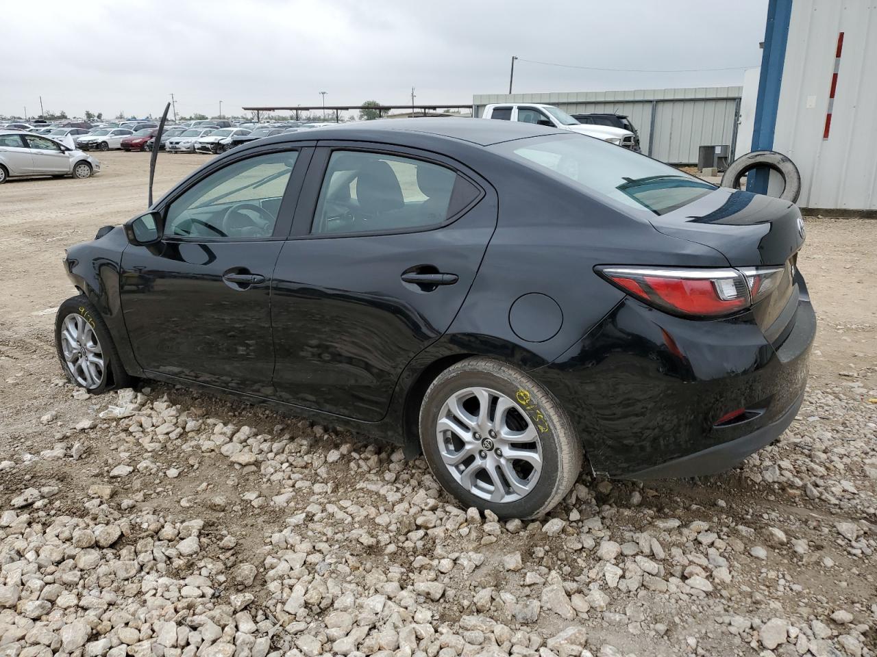 Obraz 2 z 2017 TOYOTA YARIS IA  2017 z VIN 3MYDLBYV0HY180796