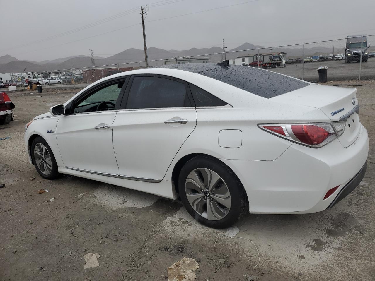 Image 2 of 2013 HYUNDAI SONATA HYBRID 2013 with VIN KMHEC4A45DA064777