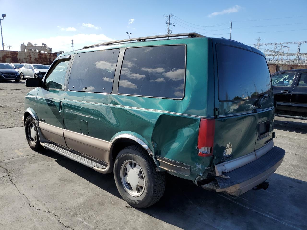 Image 2 of 2000 CHEVROLET ASTRO  2000 with VIN 1GNDM19W0YB147431