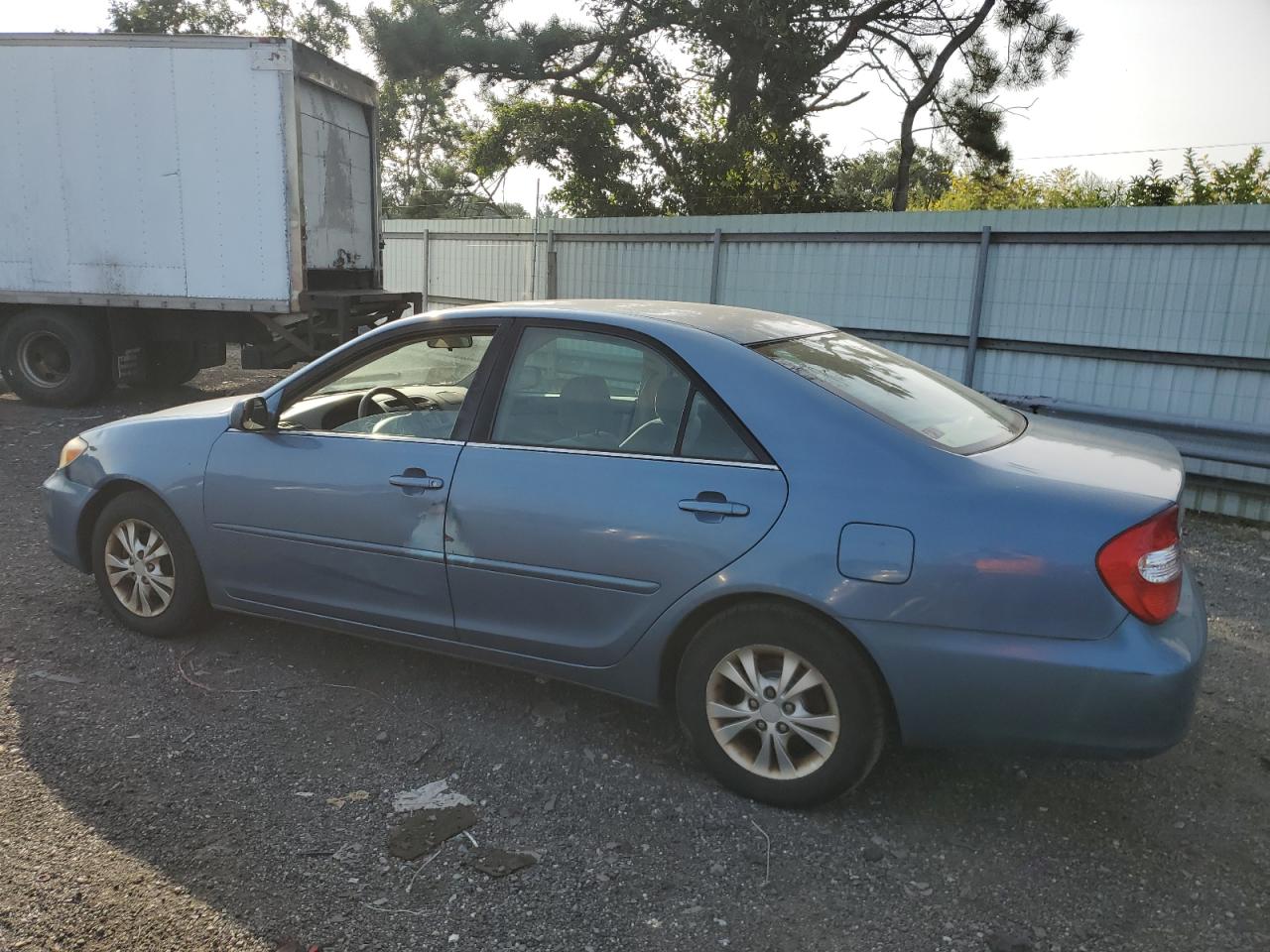 Obraz 2 z 2004 TOYOTA CAMRY LE 2004 z VIN 4T1BF32K64U589749