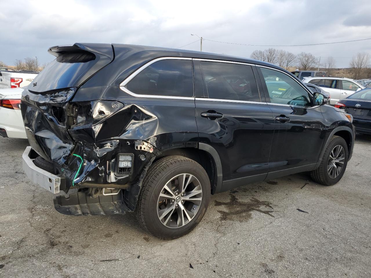 Obraz 3 z 2019 TOYOTA HIGHLANDER LE 2019 z VIN 5TDZZRFH2KS342614