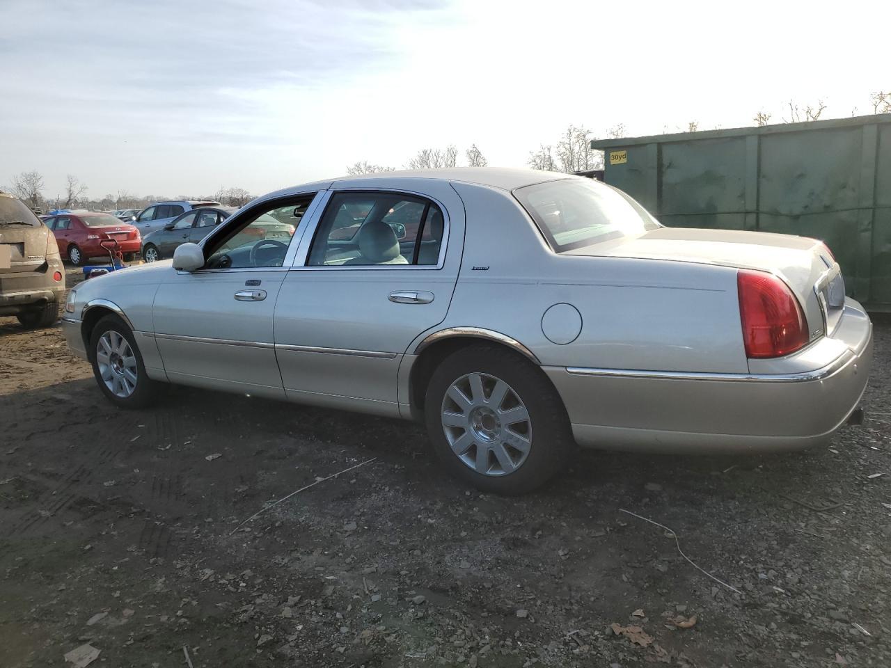 Image 2 of 2004 LINCOLN TOWN CAR ULTIMATE 2004 with VIN 1LNHM83W04Y652058